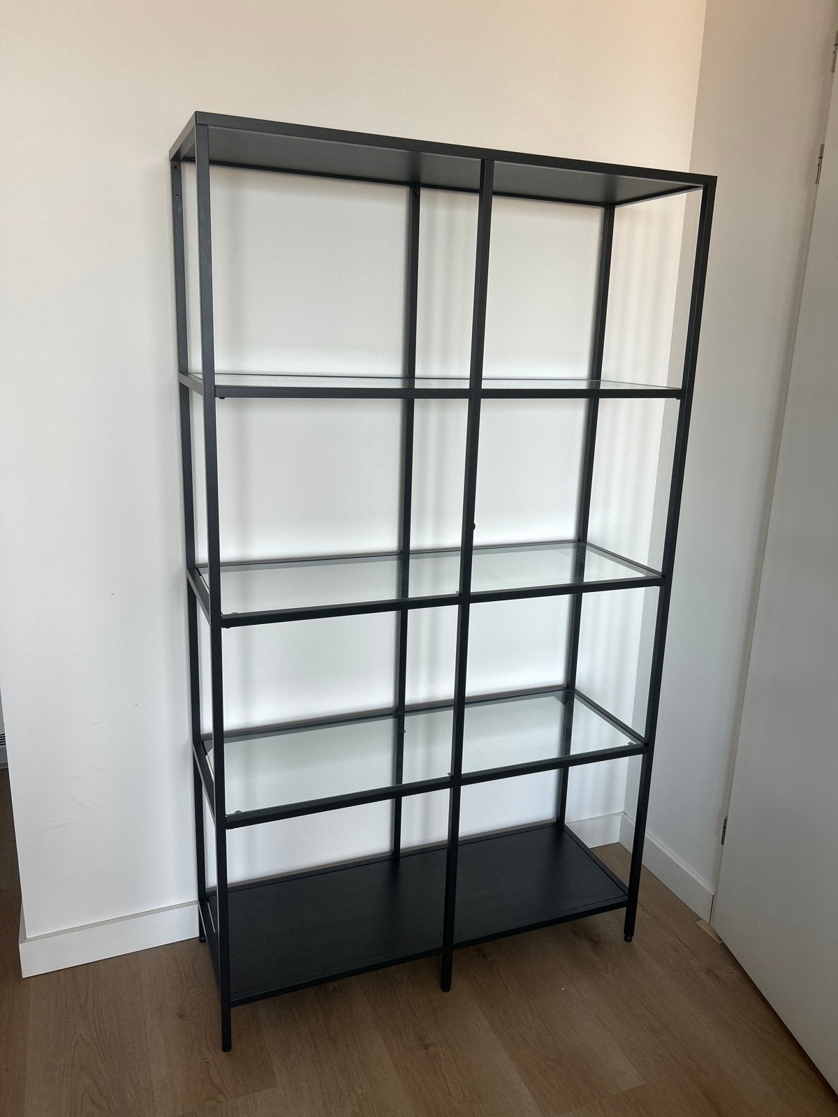 Vitrine kast met glazen planken, Ophalen, Met plank(en), 50 tot 100 cm, Zo goed als nieuw