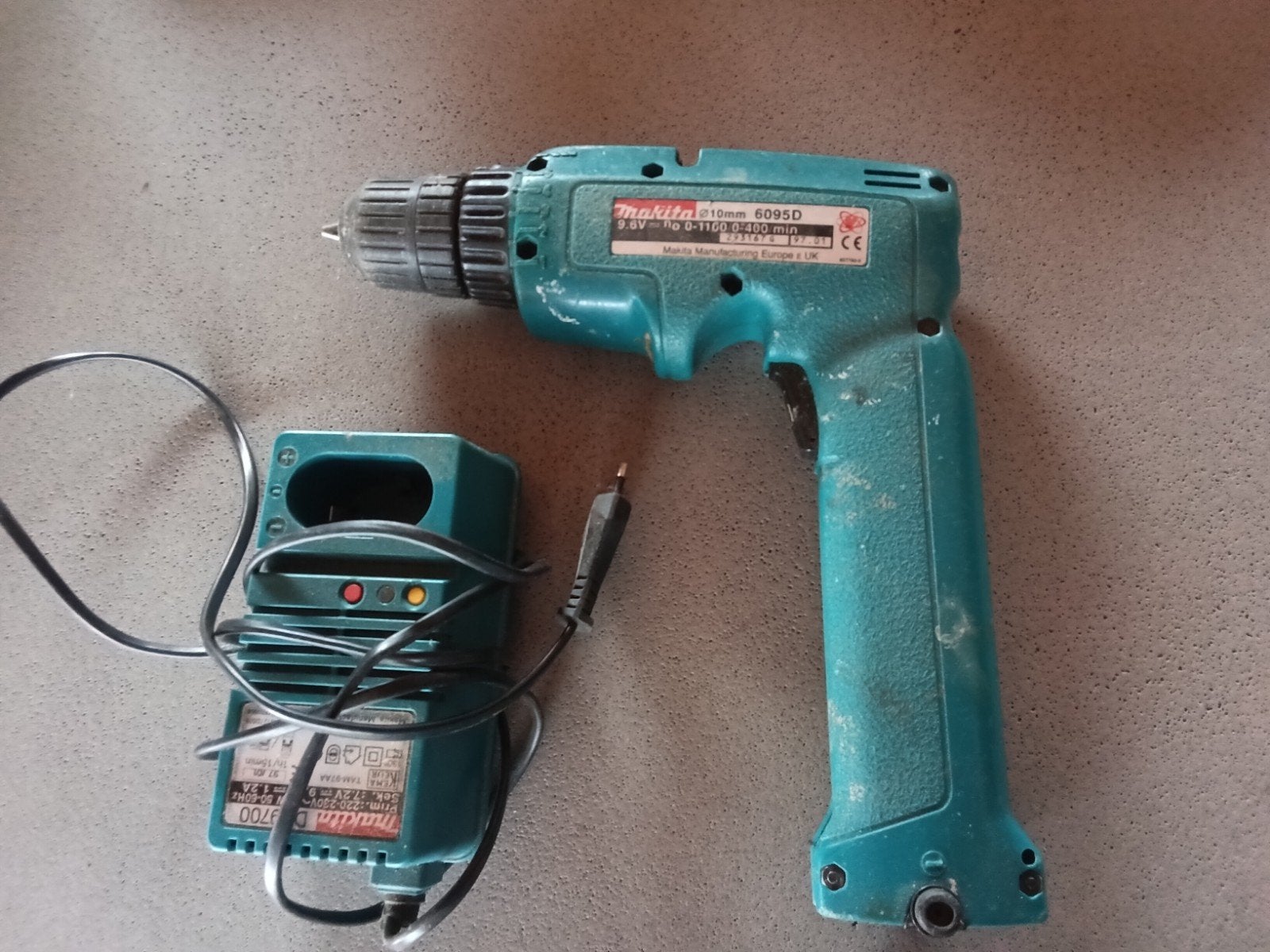Makita 6095D Accuboormachine met lader, Gebruikt, Variabele snelheid, Ophalen of Verzenden, Boor- en Schroefmachine