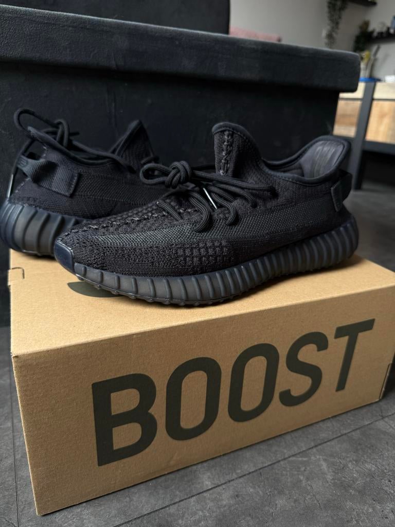Adidas Yeezy Boost 350 V2 Onyx - Maat 42 2/3, Ophalen of Verzenden, Nieuw, Zwart, Sneakers of Gympen