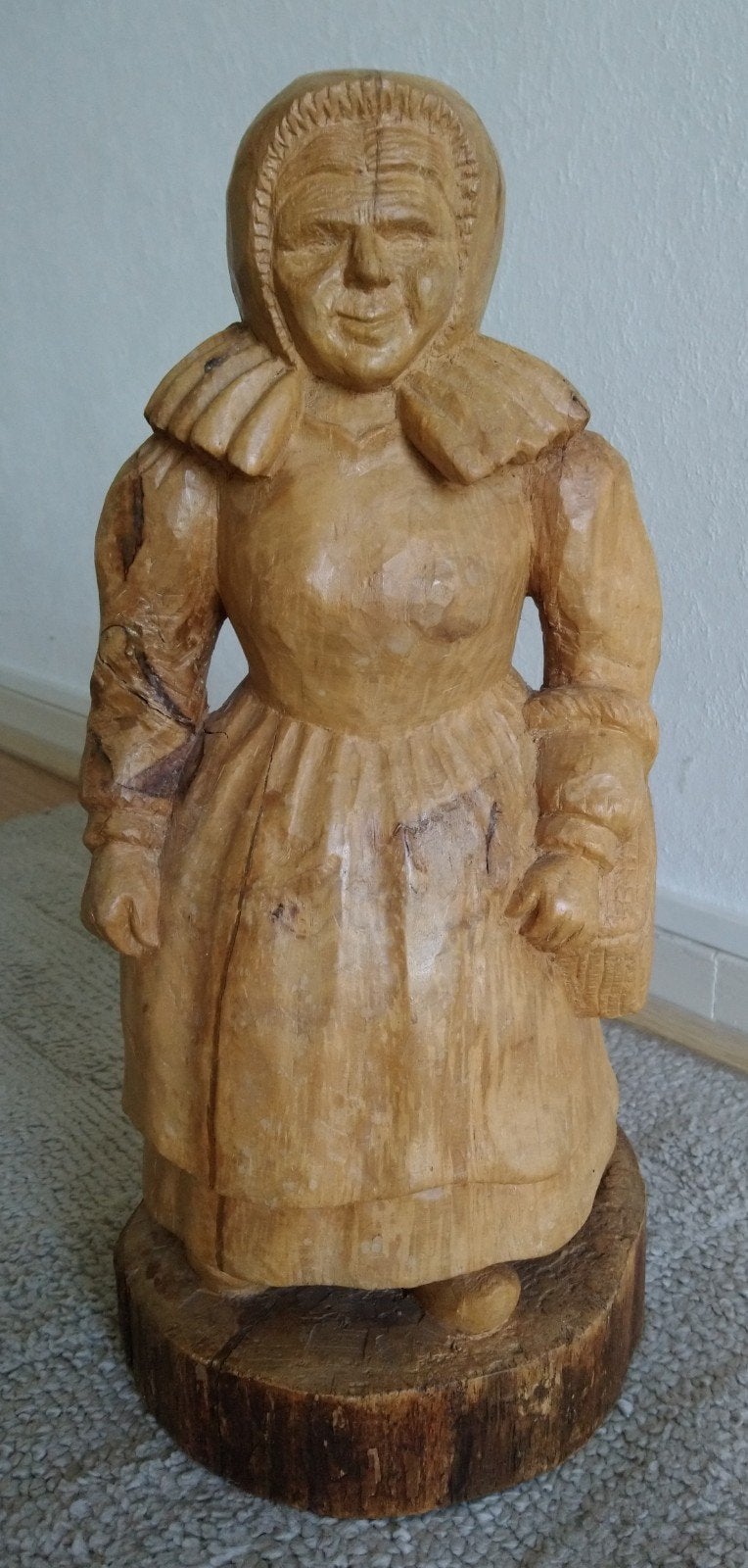 Houten beeld boerin met klompen, 40 cm, Houtsnijwerk, Ophalen of Verzenden, 20 - 50 cm, Hout