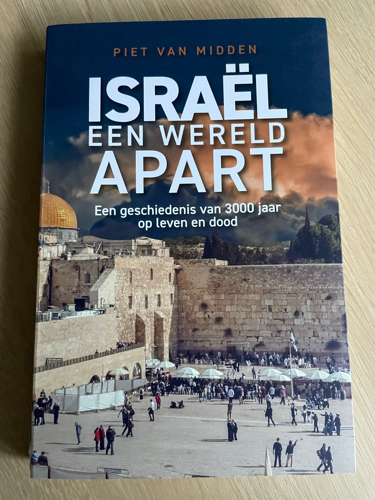 Israël Een Wereld Apart - Piet van Midden, Boeken, Ophalen of Verzenden, 20e eeuw of later, Zo goed als nieuw, Azië