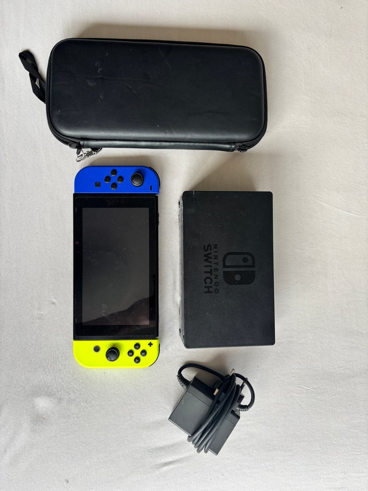 Nintendo Switch met blauwe en gele Joy-Cons + hoesje, Ophalen of Verzenden, Gebruikt, Met 2 controllers, Switch Original