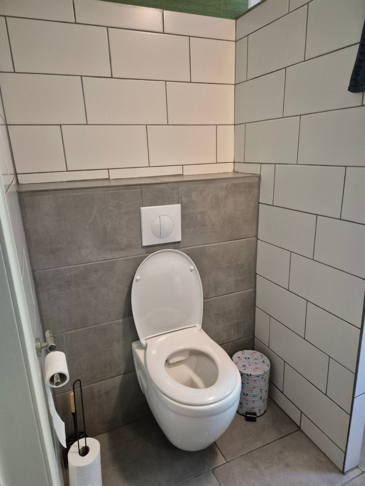 Toilet met inbouwreservoir en drukplaat, Huis en Inrichting, Badkamer | Badkamermeubels, Ophalen, Minder dan 50 cm, Gebruikt, Overige typen