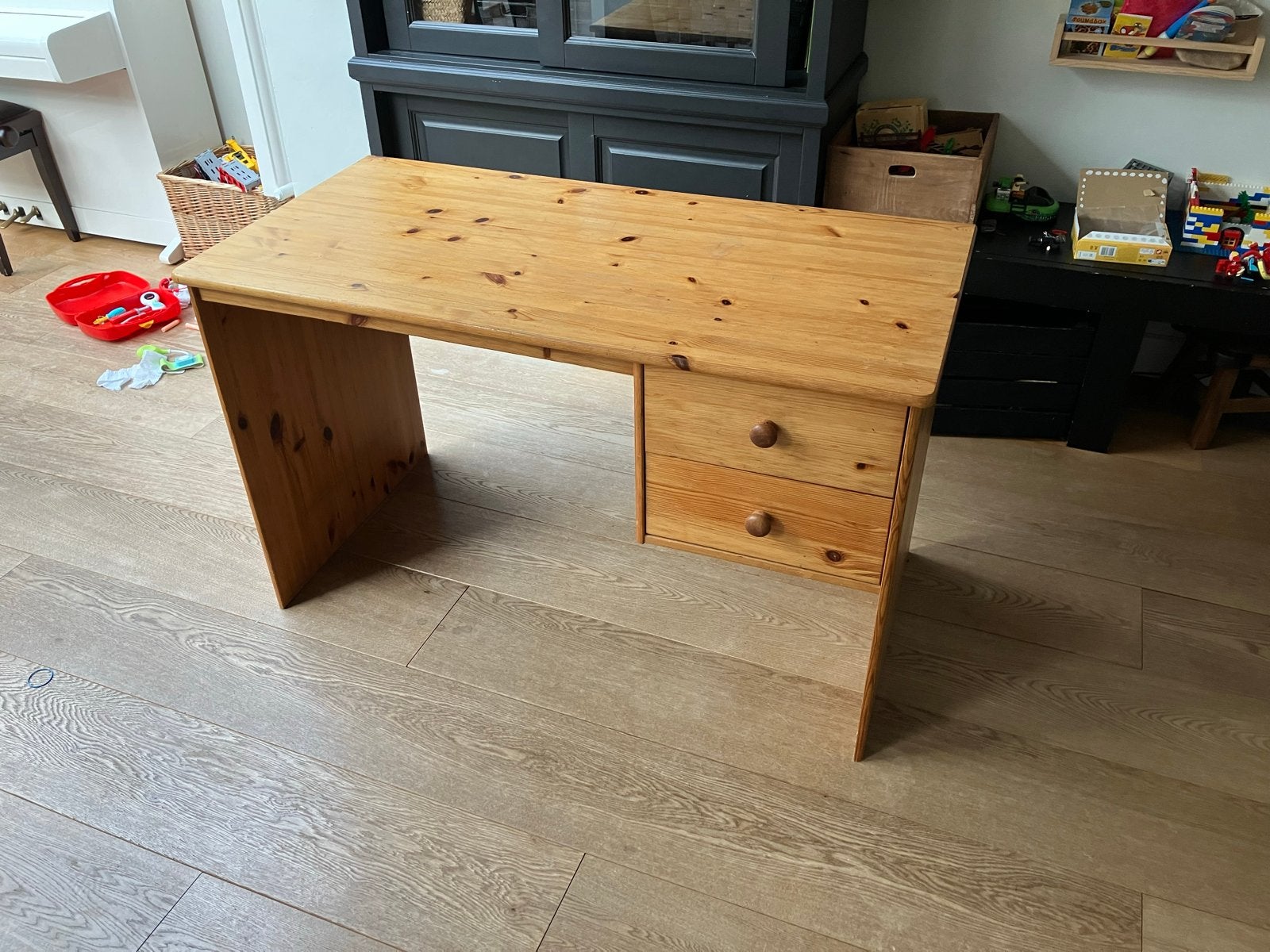 Foto 3 van Grenen houten bureau met lades