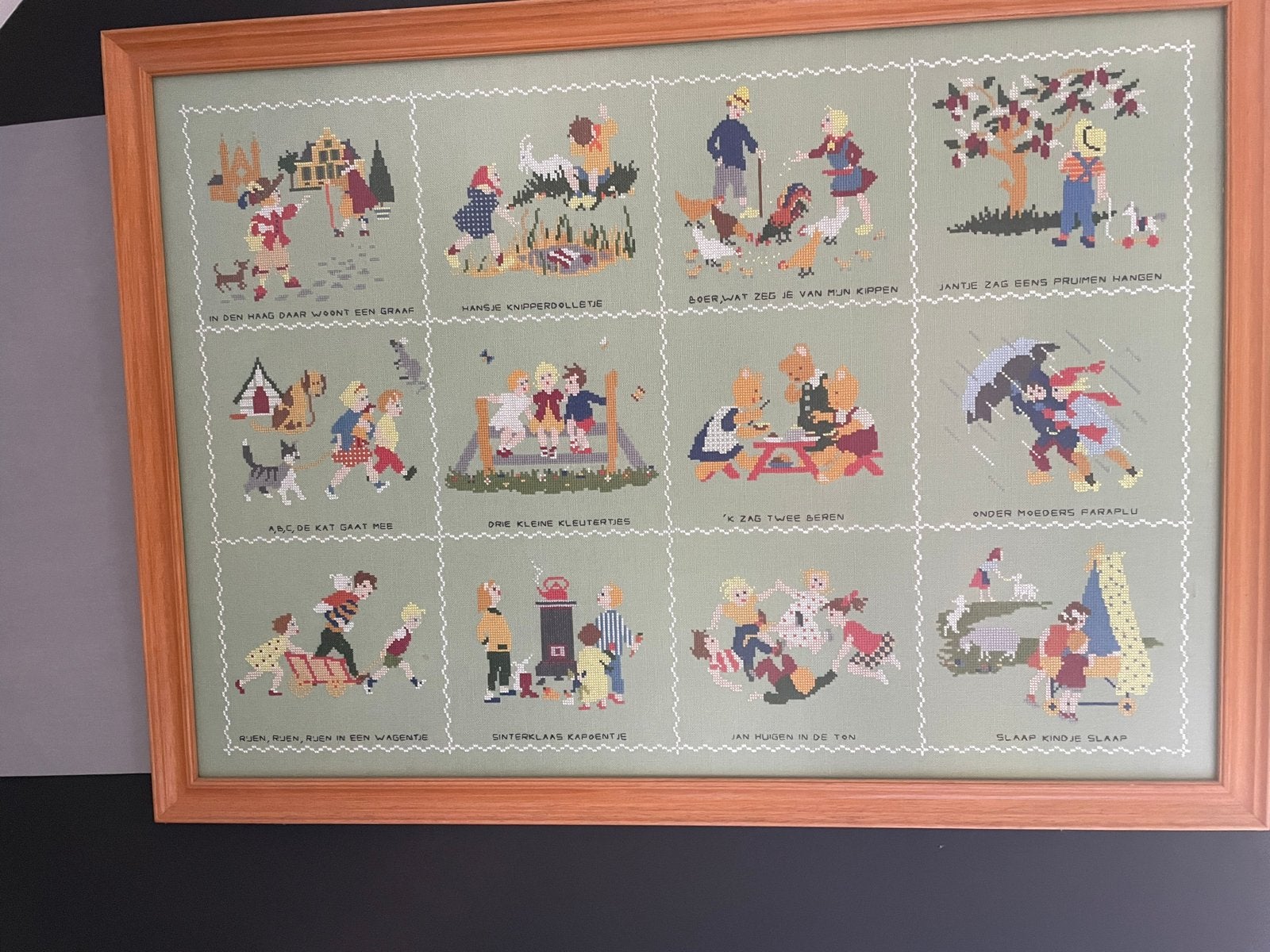 Borduurwerk Oud-Hollandse Kinderliedjes in Houten Lijst, Hobby en Vrije tijd, Ophalen, Zo goed als nieuw, Handborduren, Overige typen