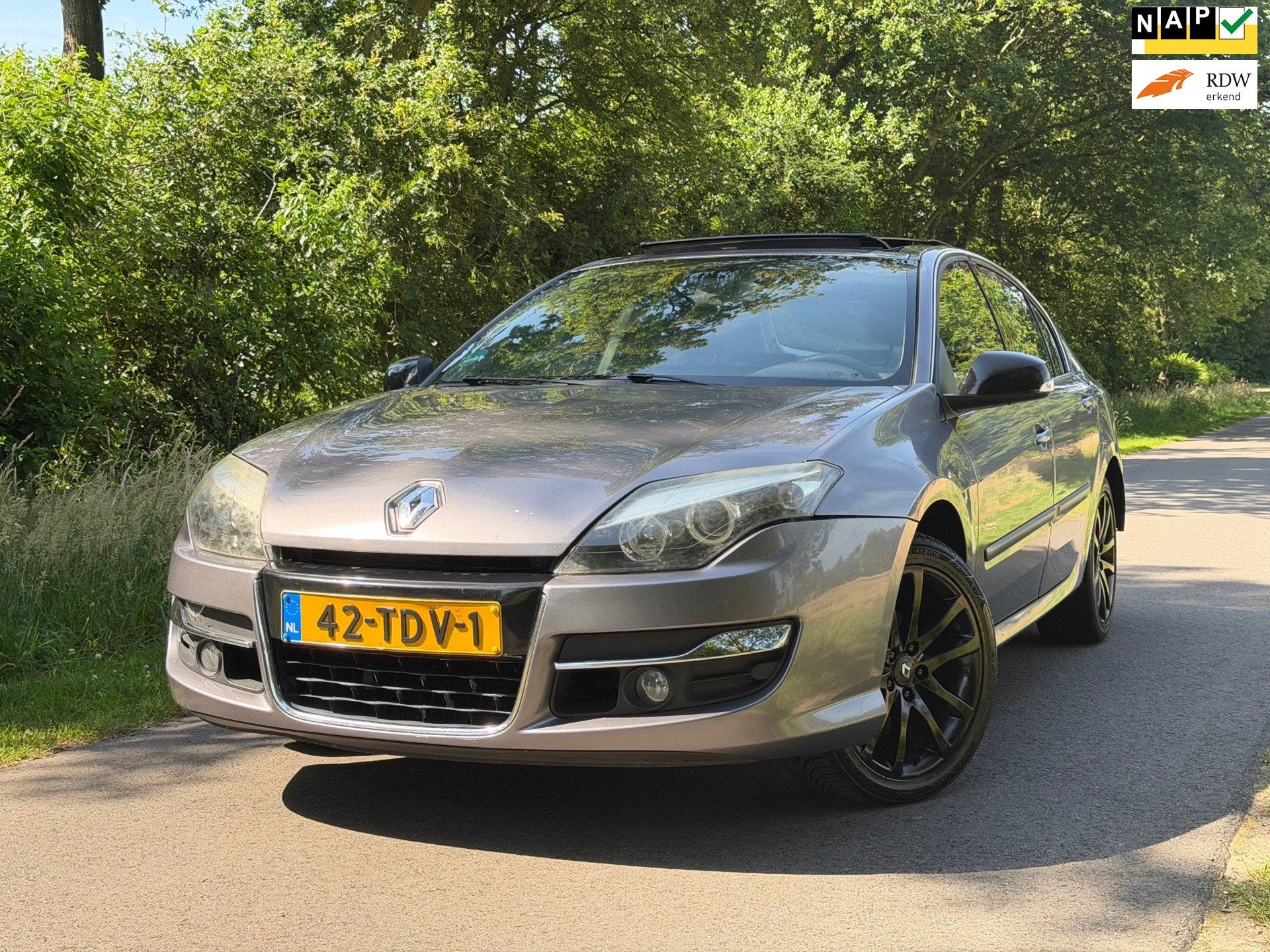 Renault Laguna 1.5 dCi Executive | Pano + Clima + Navi + Bos, Voorwielaandrijving, Gebruikt, Zwart, 4 cilinders