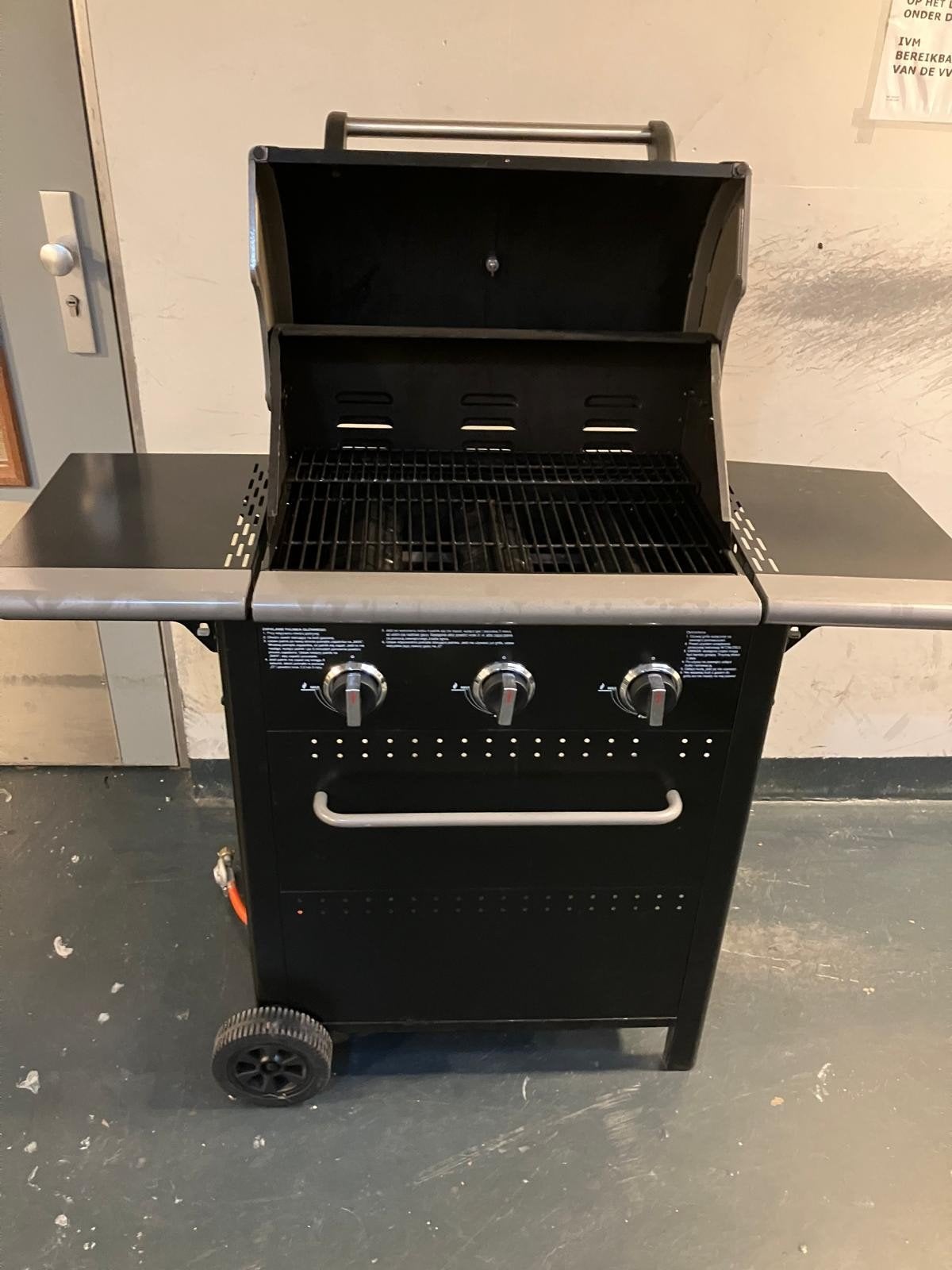 Luxe Gasbarbecue met 3 branders en zijtafels