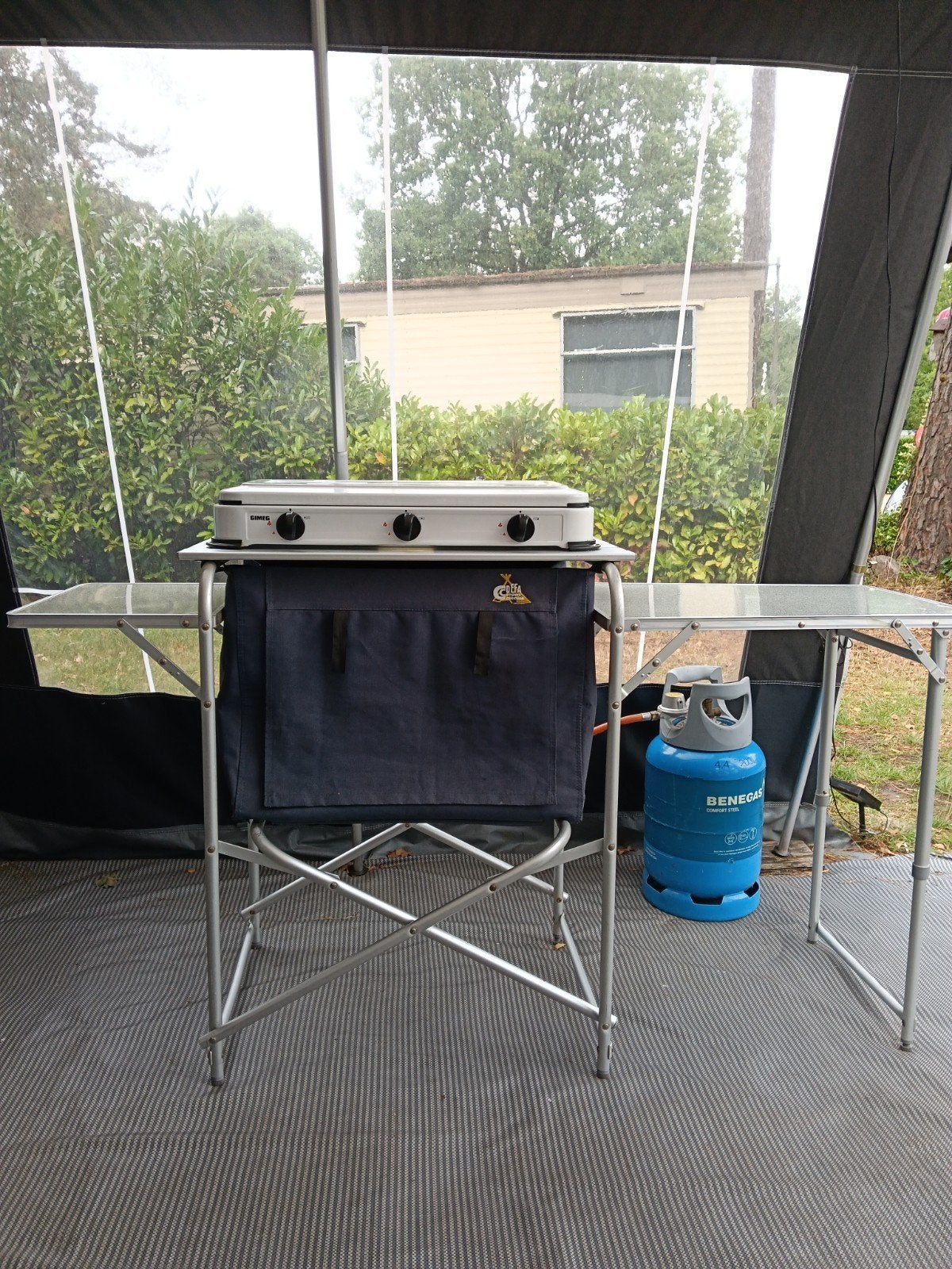 Camping kooktoestel met opbergkast en zijtafels.Opbergtas., Caravans en Kamperen, Kampeeraccessoires, Ophalen, Zo goed als nieuw