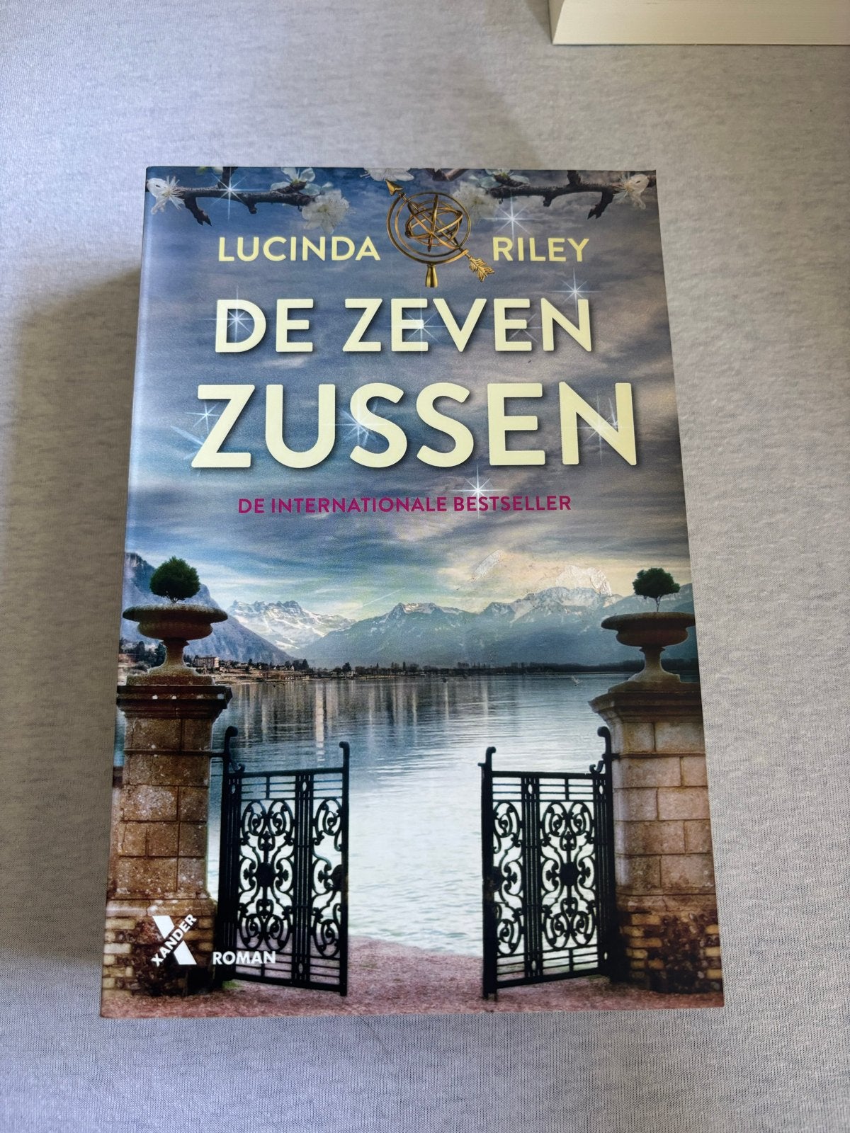 De Zeven Zussen - Lucinda Riley (Paperback), Ophalen of Verzenden, Zo goed als nieuw