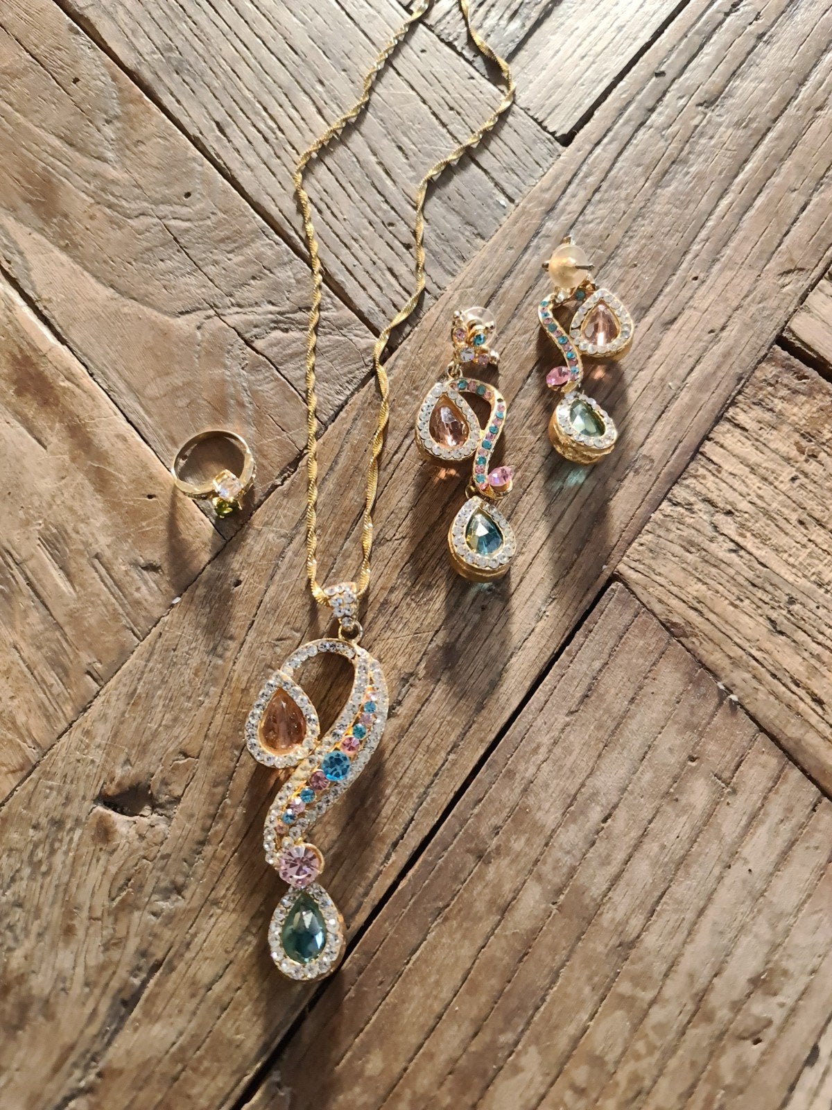 diverse sieraden setjes, Hangers, Met strass, Ophalen of Verzenden, Zo goed als nieuw