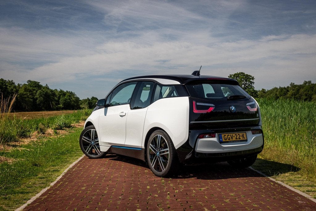BMW i3 Basis 120Ah 42 kWh Warmtepomp LED 20 inch, Auto's, BMW, Gebruikt, 4 stoelen, 258 min, Wit