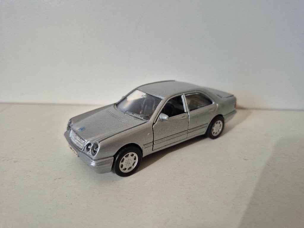 Welly Mercedes-Benz E 320 metallic zilvergrijs, Ophalen of Verzenden, Zo goed als nieuw, Auto, Overige merken