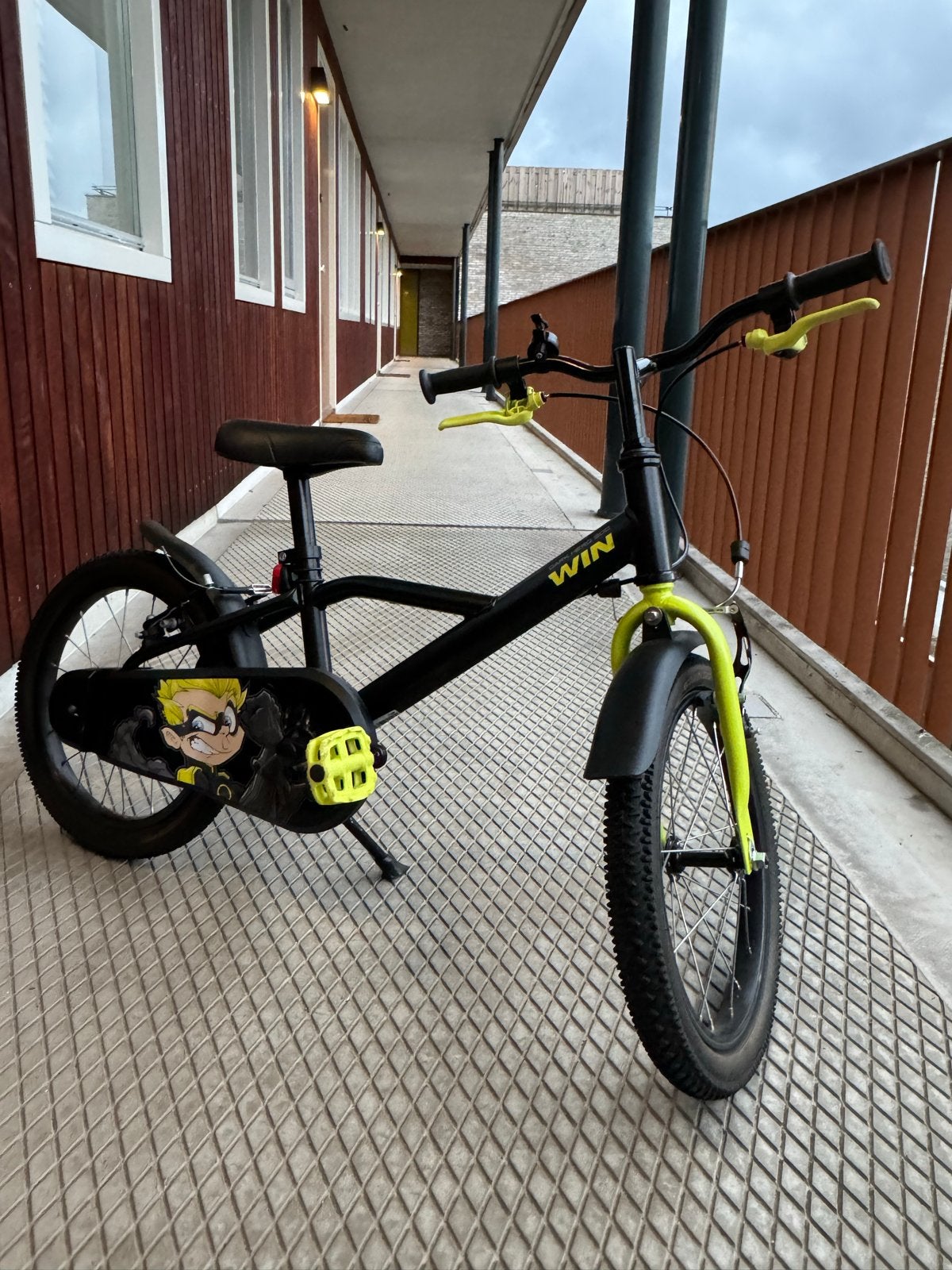 B'Twin kinderfiets 16 inch, zwart met neongeel, Ophalen, Gebruikt, Velgrem, 16 tot 20 inch