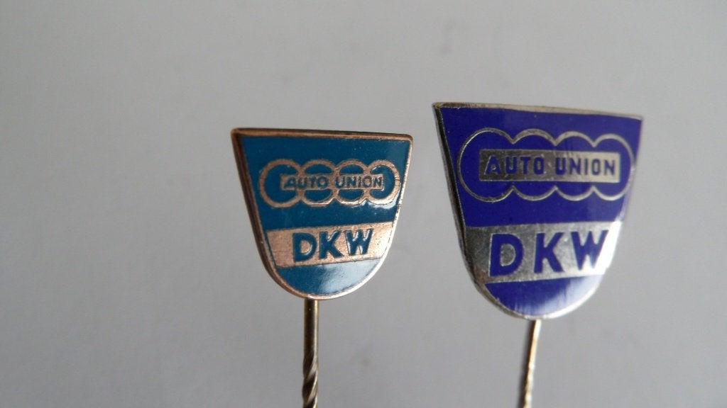 Auto Union - DKW oldtimerauto speldjes 2 x, geëmailleerd, Verzenden, Gebruikt, Merk, Speldje of Pin