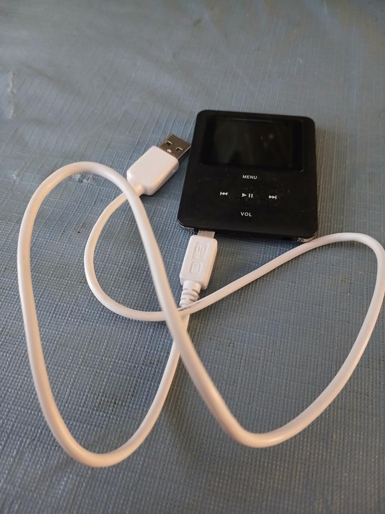 Compacte MP3-speler met USB-kabel, in goede staat, Ophalen of Verzenden, Gebruikt, Overige merken, Minder dan 2 GB
