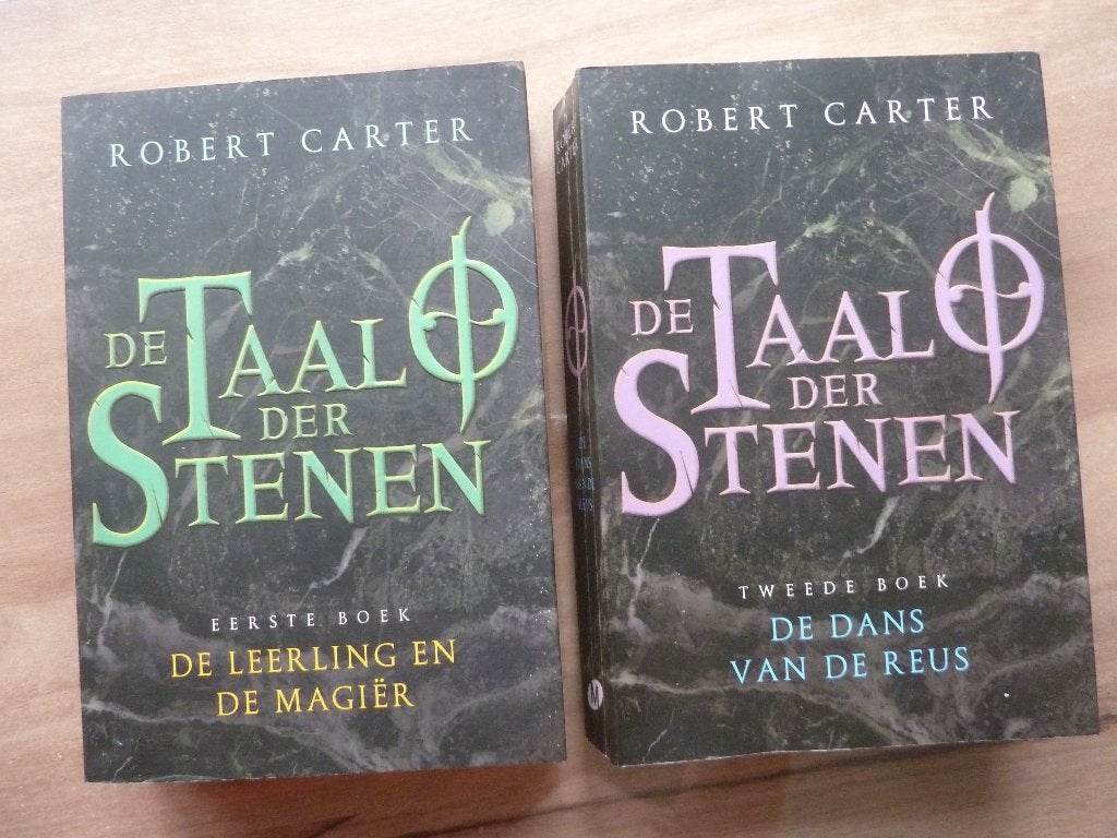Robert Carter - De Taal der Stenen deel 1 en 2, Ophalen of Verzenden, Gelezen