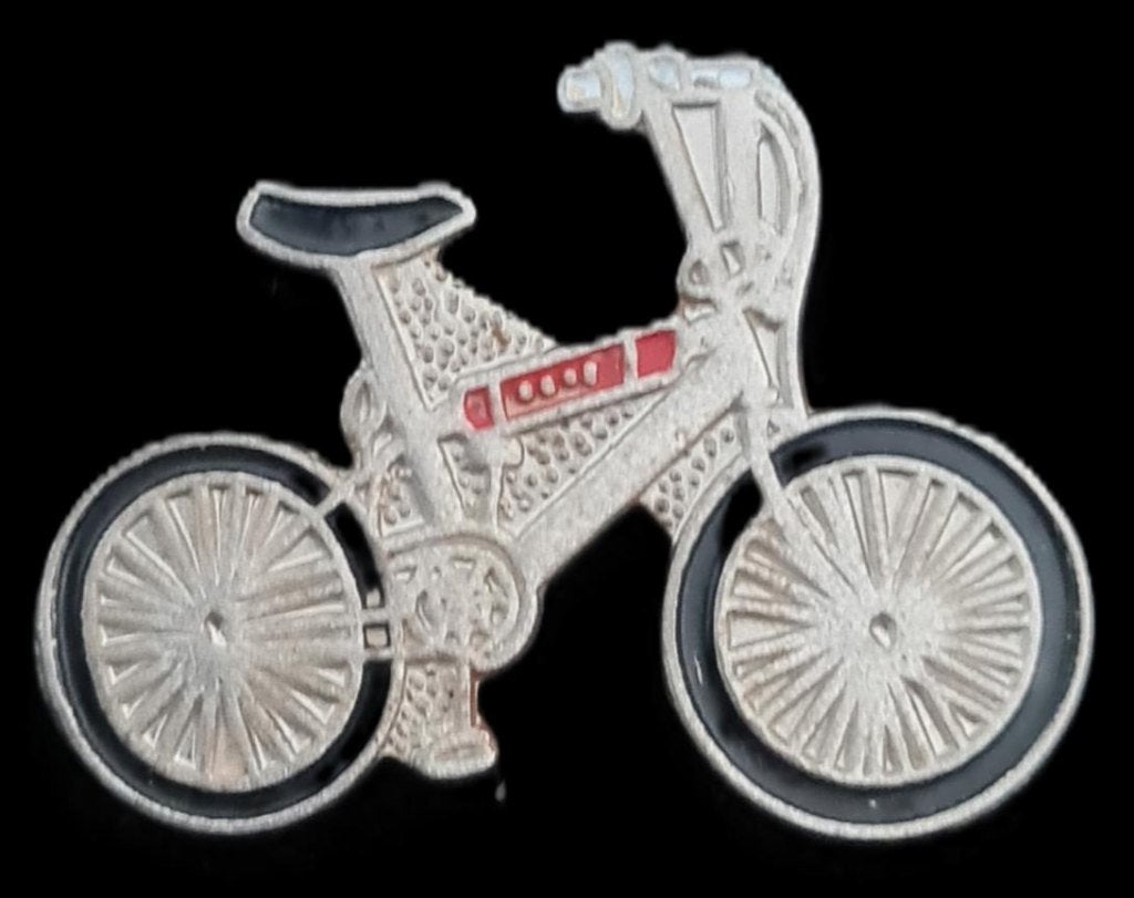 Fiets pin- zilverkleur- zwart-rood gelakt, Verzenden, Nieuw, Transport, Speldje of Pin