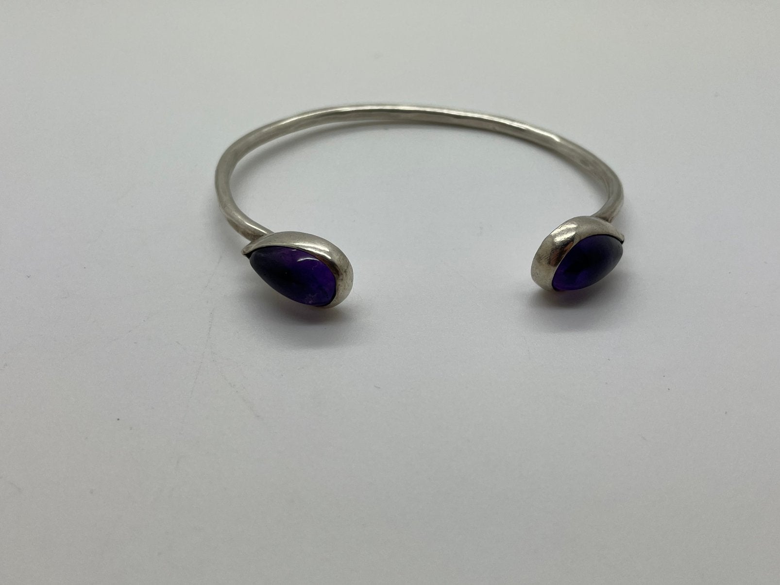 E647 Prachtige zilveren bangle armband amethist, Ophalen of Verzenden, X, Met edelsteen, Zilver