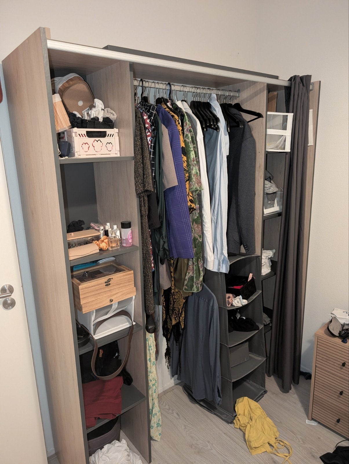 kast met een gordijn, Huis en Inrichting, Ophalen, 25 tot 50 cm, 200 cm of meer