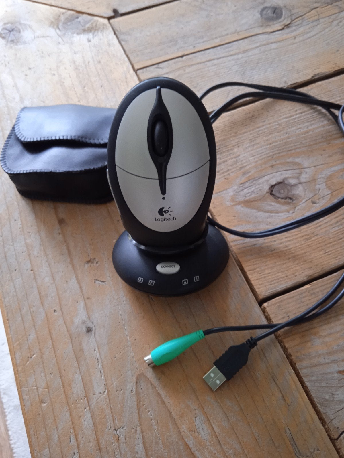 Logitech draadloze muis met oplaadstation en hoesje, Ophalen of Verzenden, Gebruikt