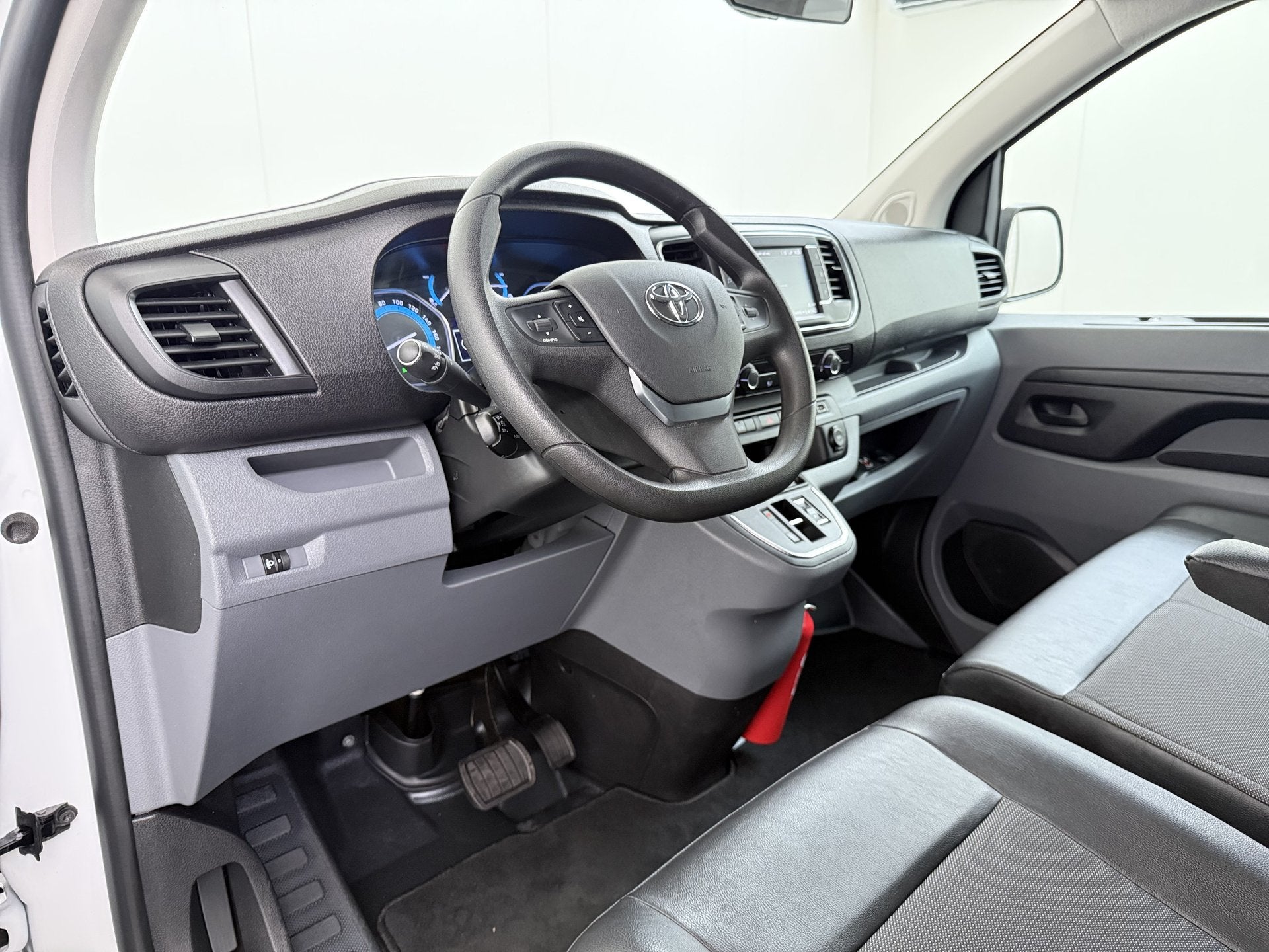 Toyota PROACE Electric Worker 136PK Automaat 3-Persoons Navi, Auto's, Bestelauto's, 1849 kg, 136 pk, Gebruikt, Zwart