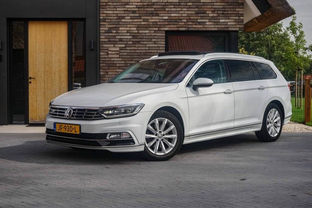 Volkswagen Passat Variant 1.8 TSI R-Line Automaat/Pano/Trekh, Auto's, Automaat, Dealer onderhouden, Euro 6, 4 cilinders