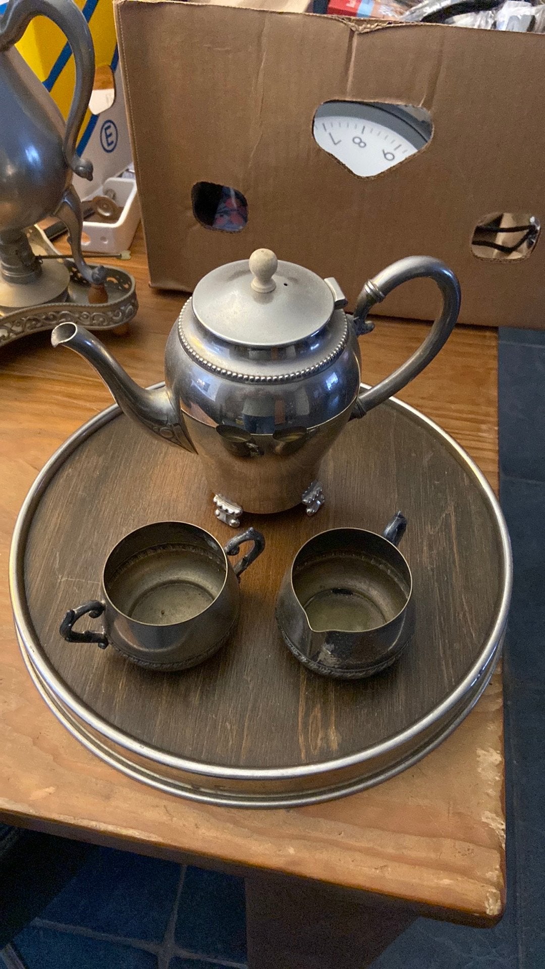 Tinnen theepot met suiker en melkkan, Ophalen