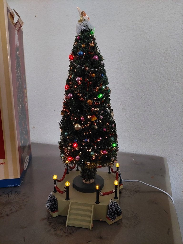 Lemax Lighted Musical Christmas Tree RETIRED kerstdorp, Diversen, Ophalen of Verzenden, Zo goed als nieuw