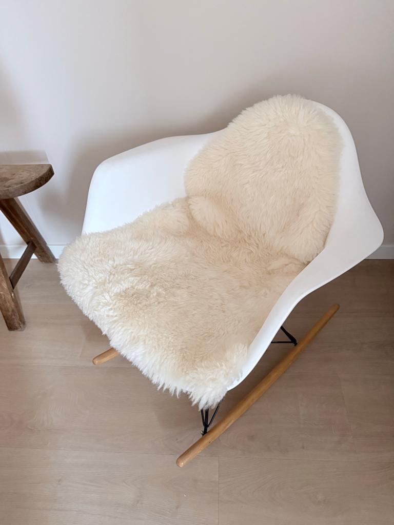 Witte schommelstoel met schapenvacht (optioneel), Huis en Inrichting, Ophalen, Zo goed als nieuw, Eenpersoons, Minder dan 150 cm