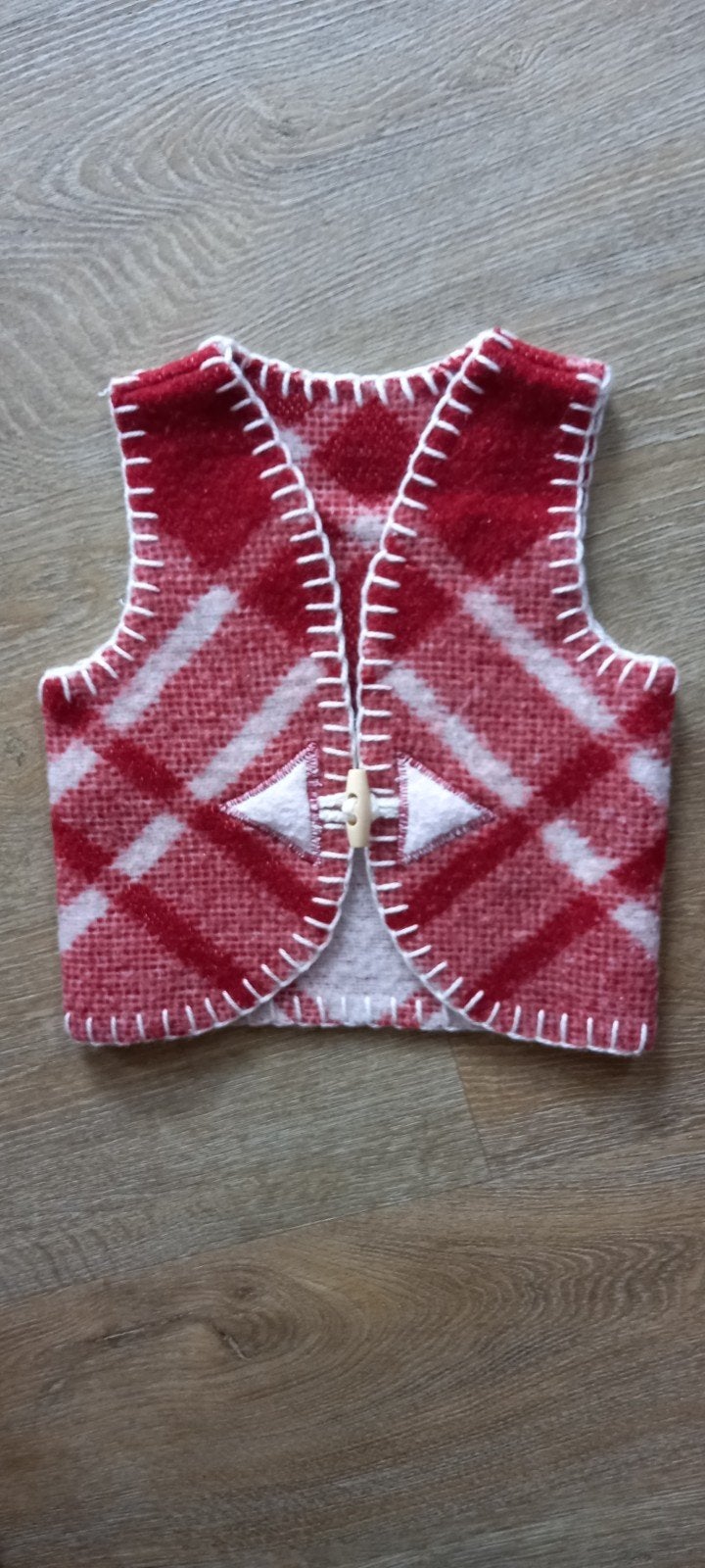 Handgemaakte wollen bodywarmer maat 74, Kinderen en Baby's, Ophalen of Verzenden, Nieuw, Handgemaakt, Jongetje of Meisje
