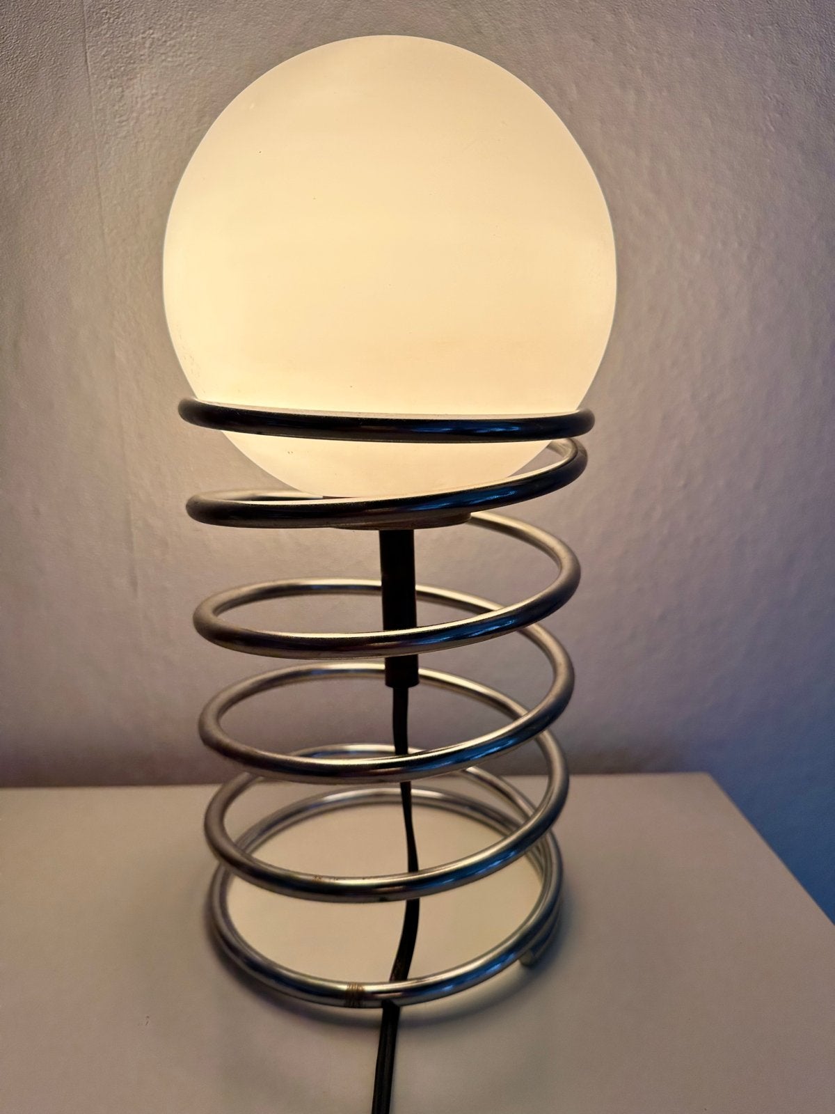 Moderne spiraal tafellamp met glazen bol, Gebruikt, E14 (klein), Ophalen of Verzenden, Sfeerlamp