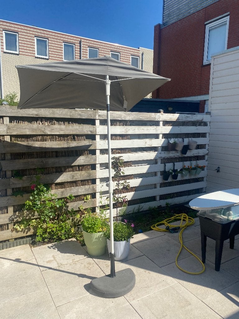 Parasol voor balkon met voet, Ophalen, Verstelbaar, Zo goed als nieuw, 1 tot 2 meter