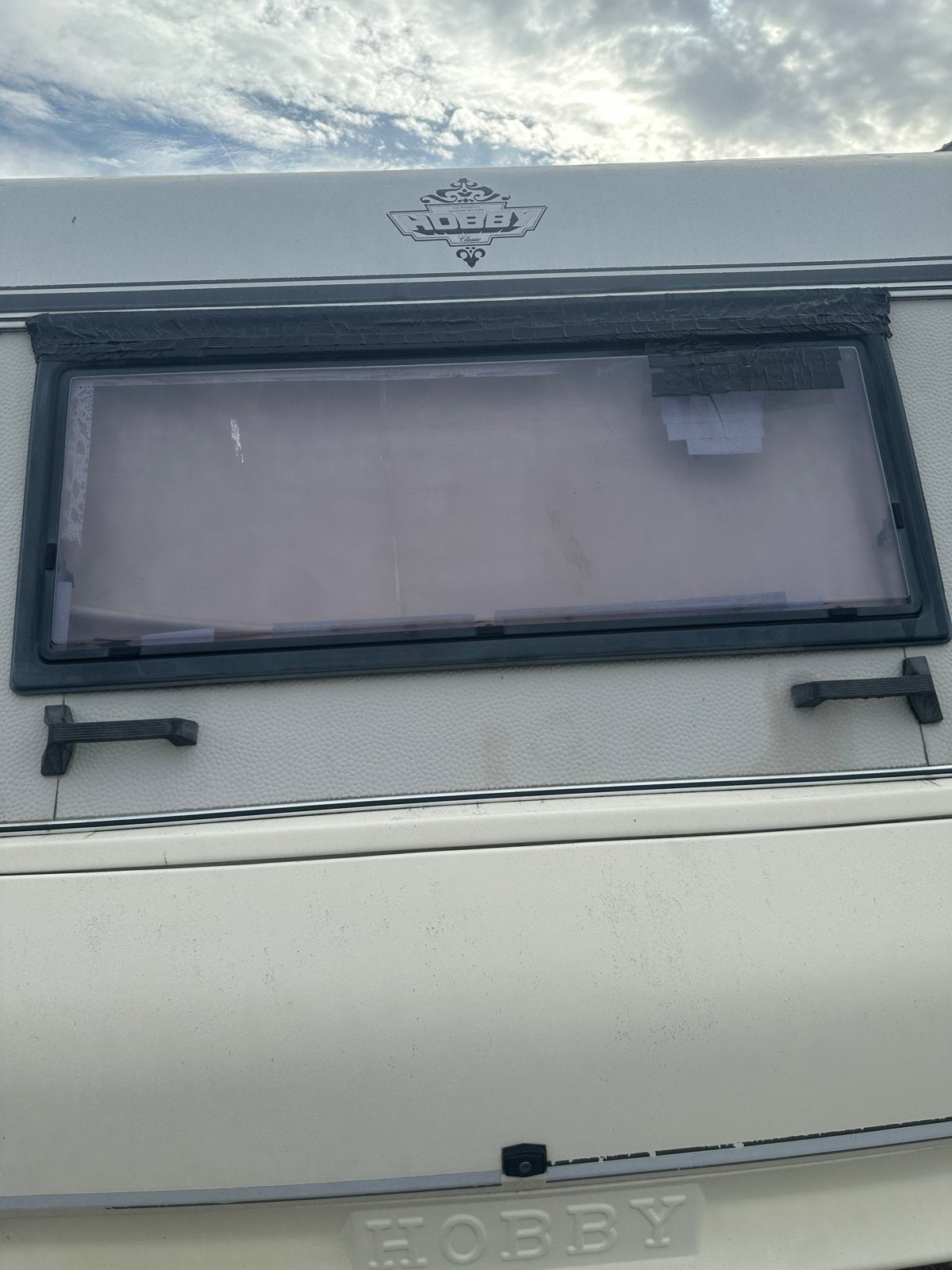 Gezocht: Ramen voor Hobby caravan 1990 type 520, Caravans en Kamperen, Ophalen of Verzenden, Gebruikt