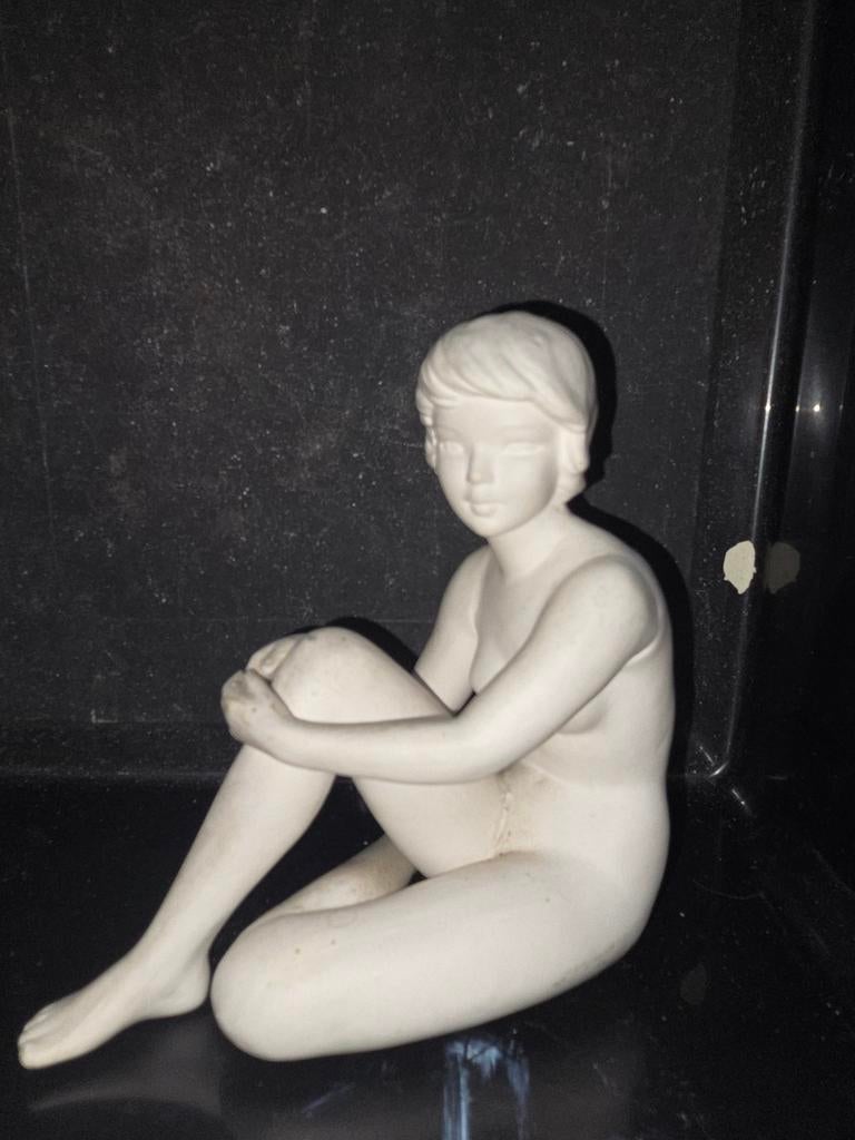 Beeldje van een zittende vrouw Goebel, Verzamelen, Beelden en Beeldjes, Ophalen of Verzenden, Zo goed als nieuw, Mens