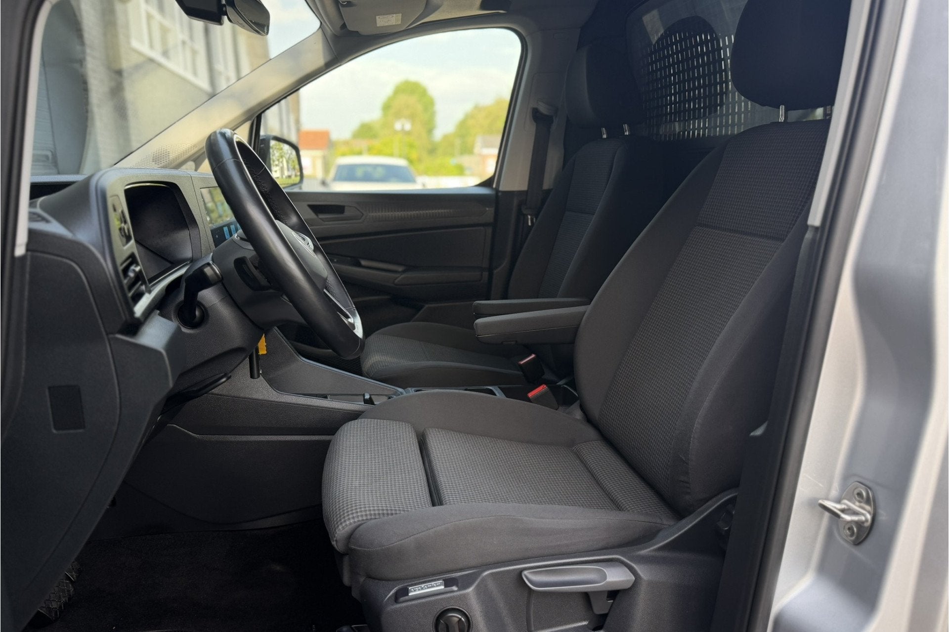 Volkswagen Caddy Cargo 1.5 TSI DSG-7 | Ergo | Camera | Carpl, Zwart, 4 cilinders, Met garantie (alle), 116 pk