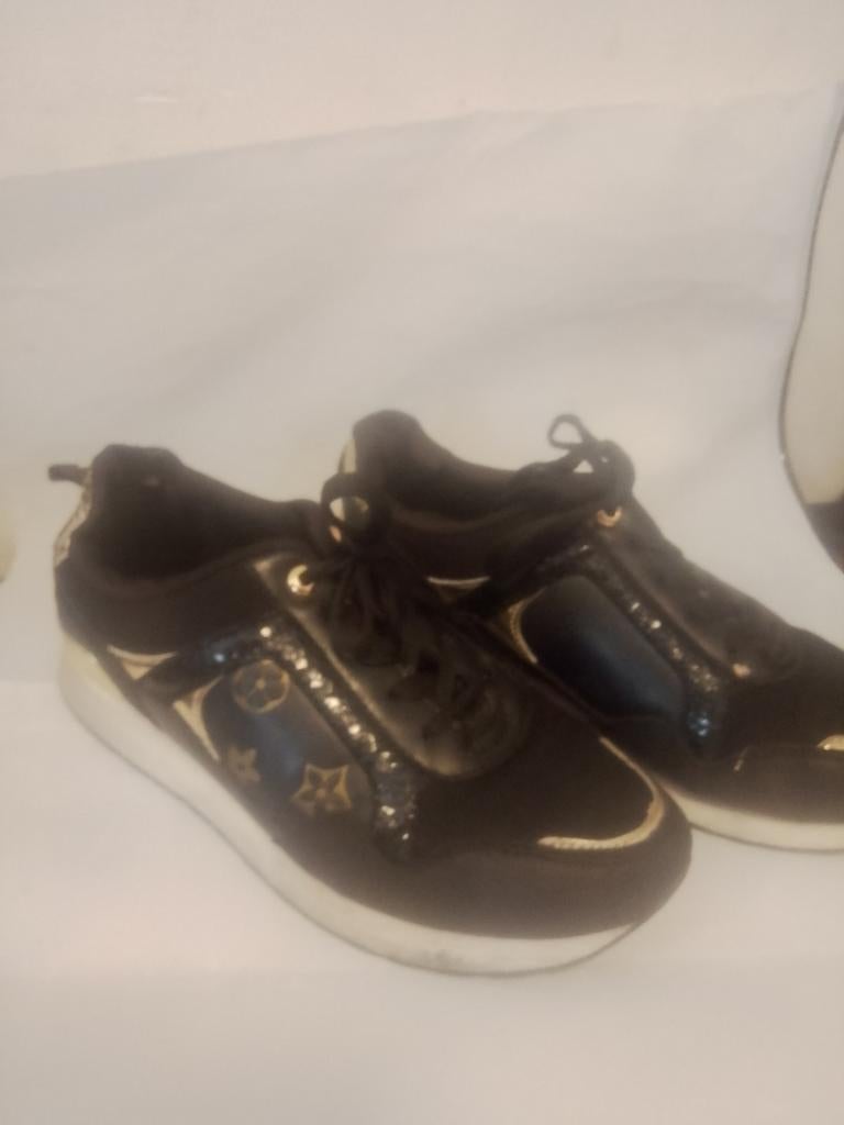 Nu of nóóit! 60€ Louis Vuitton Sneakers Zwart Goud Maat 38, Zwart, Louis Vuitton, Ophalen of Verzenden, Sneakers of Gympen