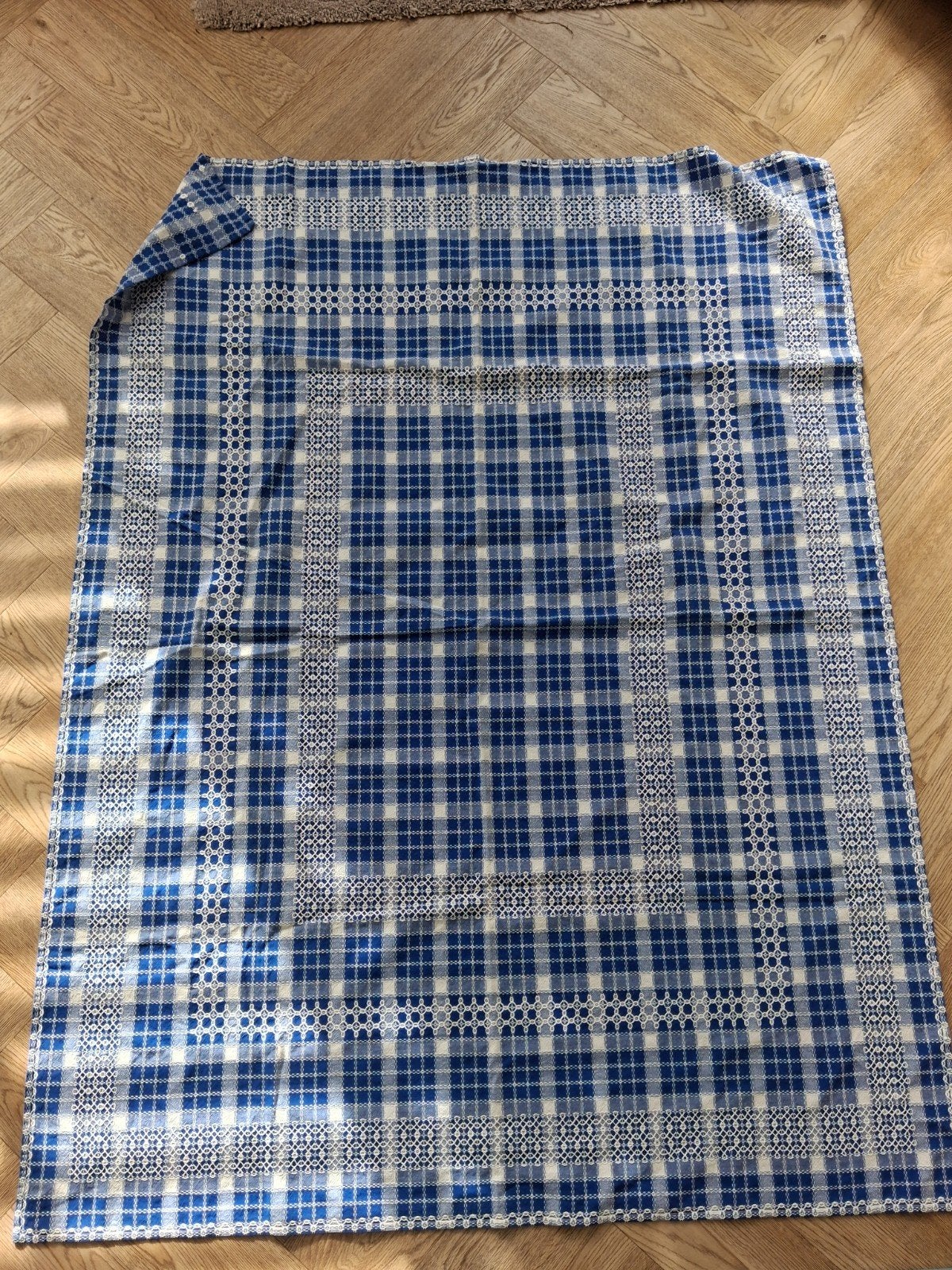 Vintage blauw geruit tafelkleed met decoratieve rand, Huis en Inrichting, Sierrand, Gebruikt, Blauw, Ophalen of Verzenden