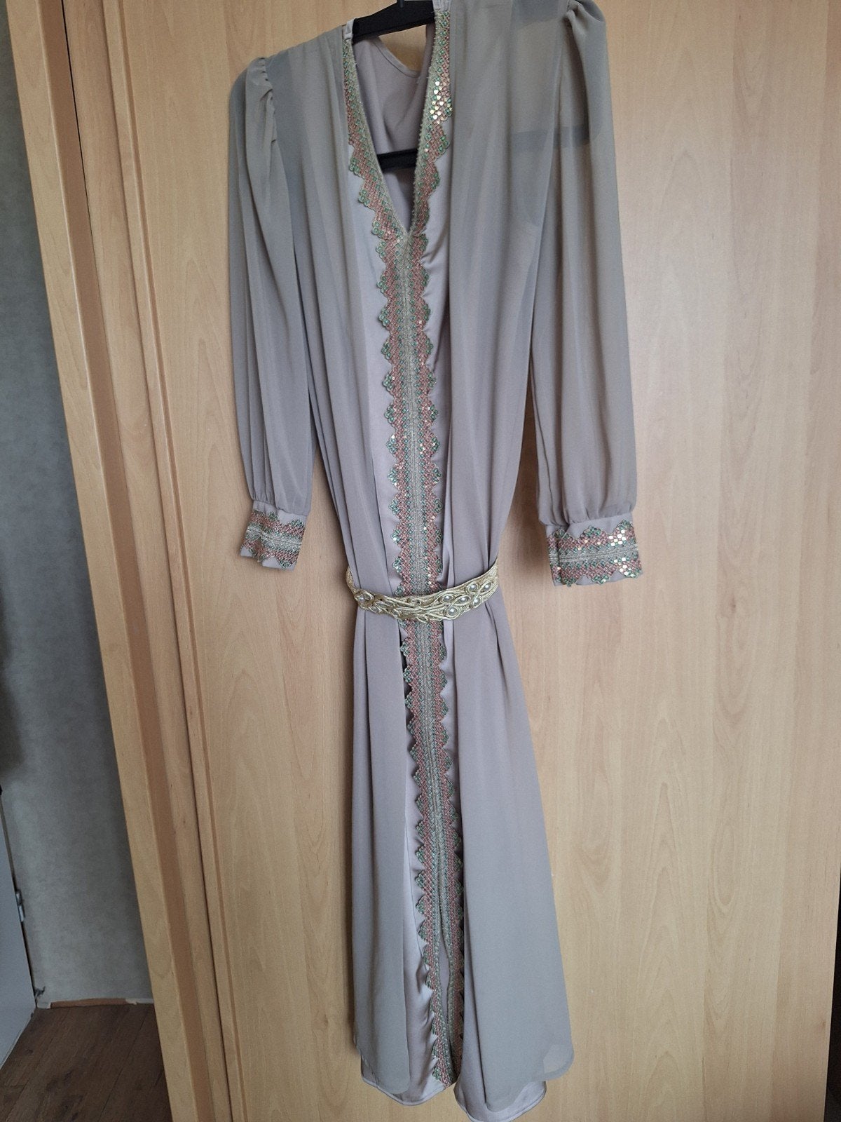 Elegante Kaftan Set - Jurk met Open Abaya en Riem, Beige, Maat 42/44 (L), Ophalen of Verzenden, Onder de knie