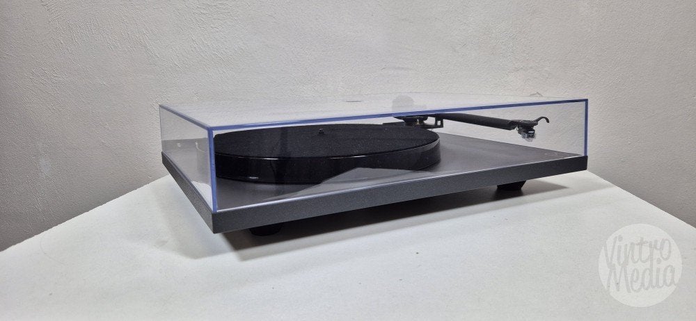 Rega P1 Plus Platenspeler | Carbon Plus | Voorversterker, Ophalen of Verzenden, Zo goed als nieuw, Platenspeler, Overige merken