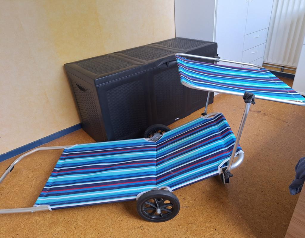 2 strandstoelen met wieltjes en zonnedek, Ophalen, Gebruikt, Verrijdbaar