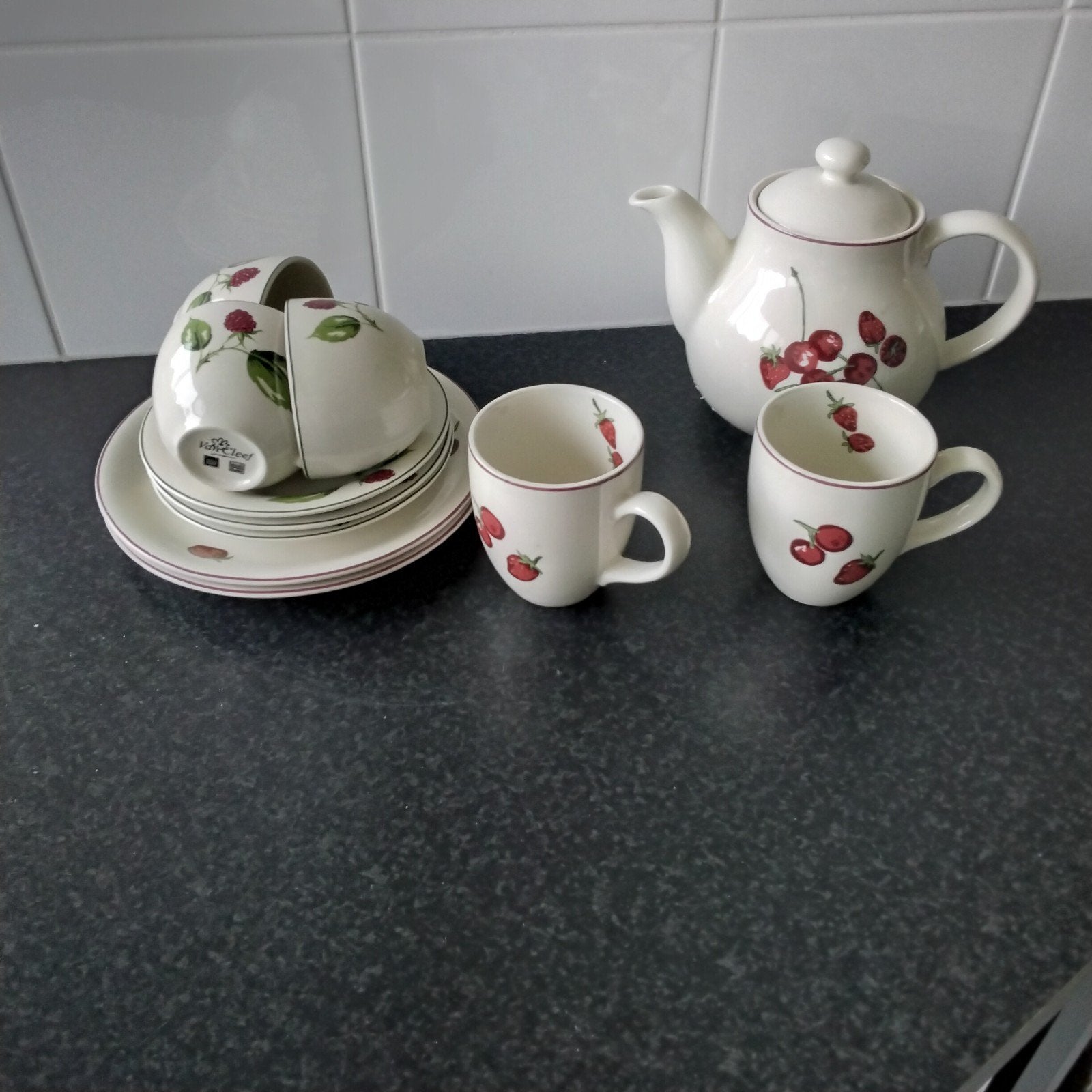 Van Cleef  Clayre en Eef  aardbeien/ kersen servies, Ophalen of Verzenden, Zo goed als nieuw, Overige stijlen, Kop(pen) en/of Schotel(s)