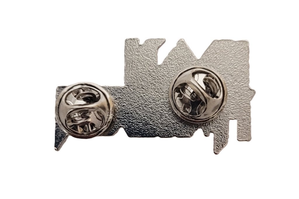 Iron Maiden logo rood pin van metaal speldje speld, Verzamelen, Info@deconoord.nl, Deco Noord, Nieuw, Ophalen of Verzenden