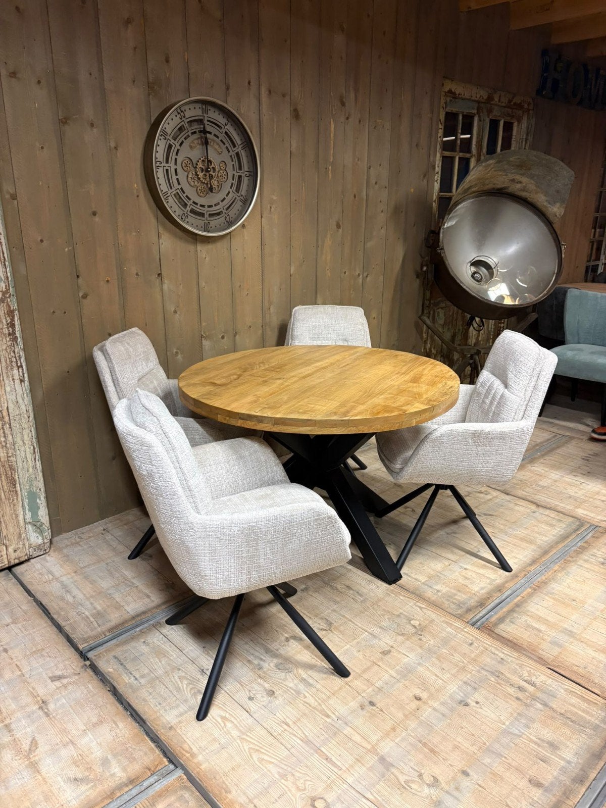 Mooie Eetkamerset met Ronde Mango Houten tafel en 4 stoelen, Ophalen of Verzenden