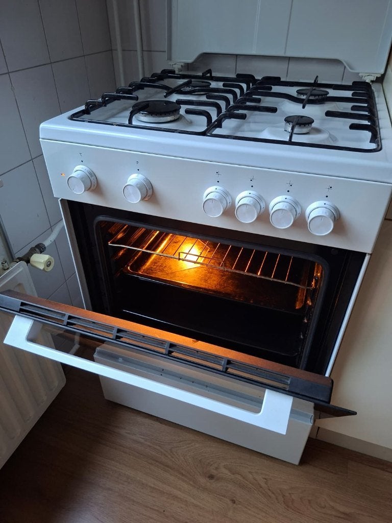 Goedwerkend keurig wit BEKO gasfornuis met hete lucht oven, Witgoed en Apparatuur, Fornuizen, Ophalen, Gebruikt, 4 kookzones, Gas