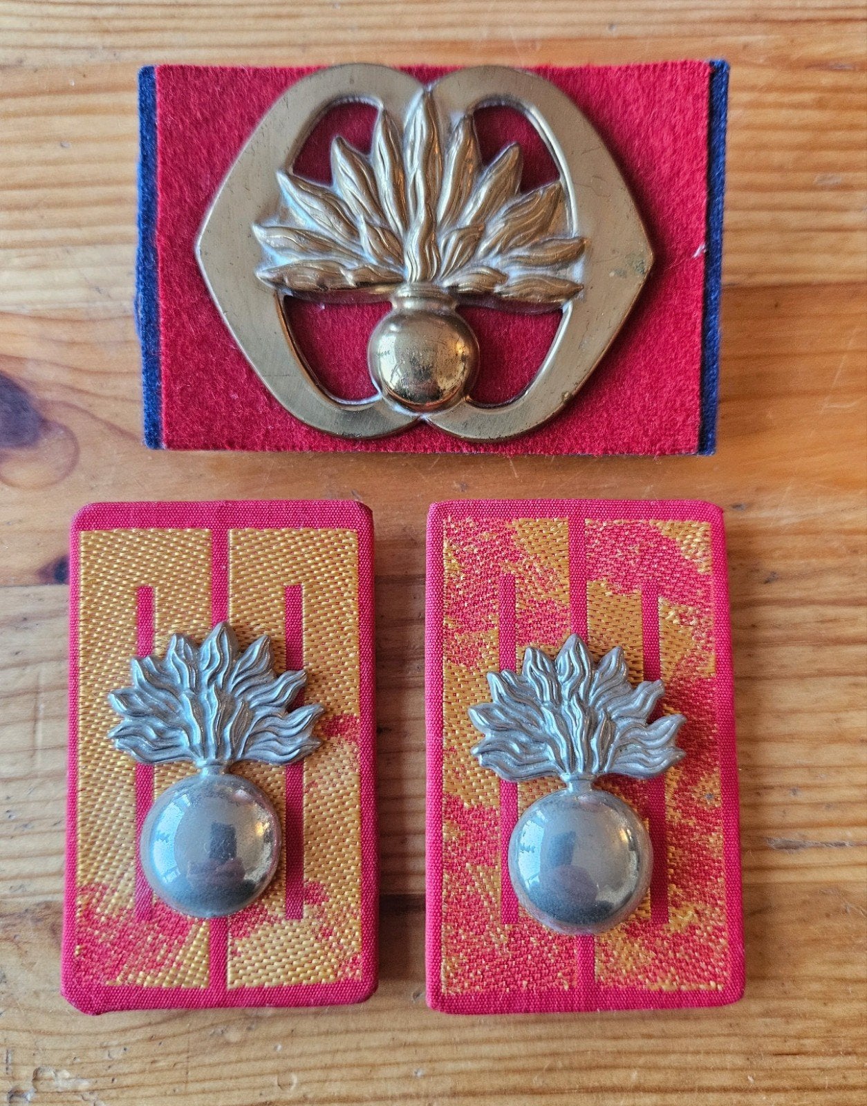 Baretembleem + kraagspiegels Garde Grenadiers, Verzamelen, Ophalen of Verzenden, Landmacht, Nederland, Embleem of Badge
