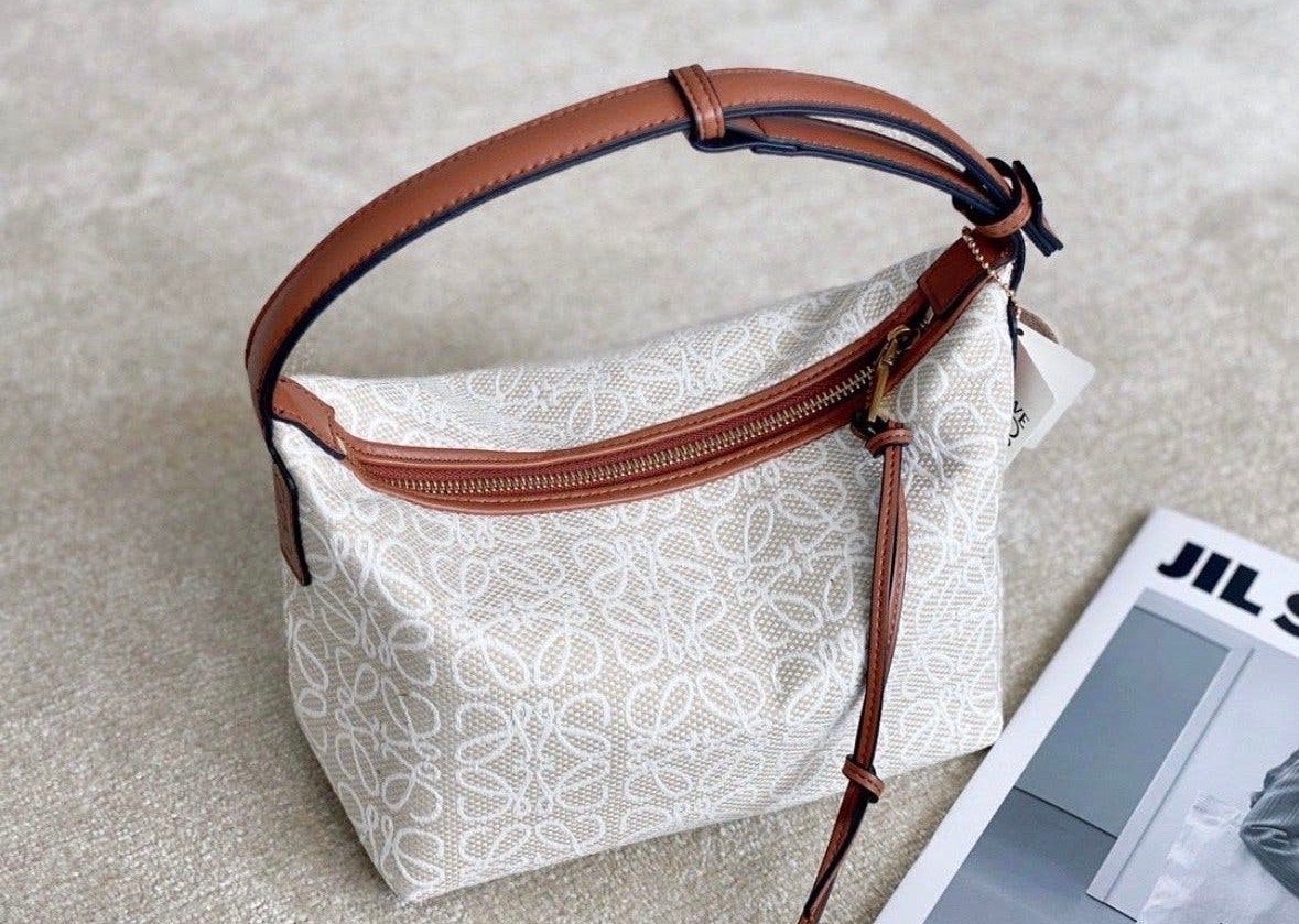 Loewe Tasje - Stijlvolle Schoudertas, Ophalen of Verzenden, Zo goed als nieuw, Beige, Schoudertasje
