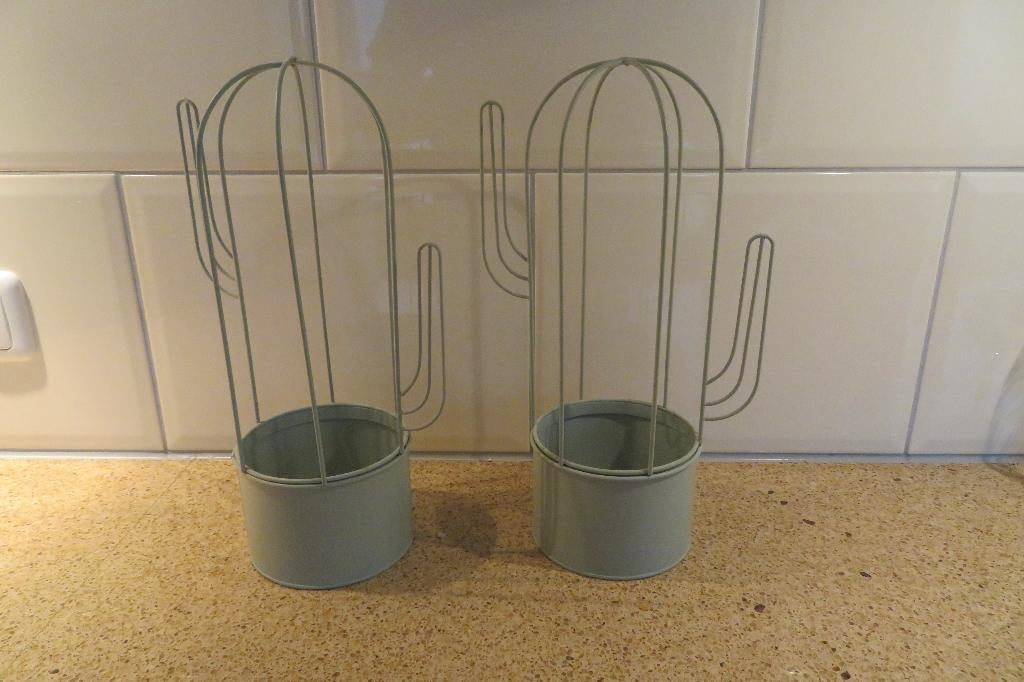 Z.g.a.n. set 2 mooie bloempotten metaal mint groen cactussen, Rond, Binnen, Ophalen of Verzenden, Zo goed als nieuw