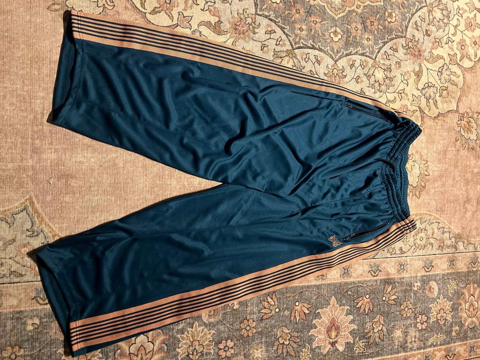 Needles Track Pants - Donkergroen met oranje strepen, Verzenden, Zo goed als nieuw, Overige kleuren, Overige jeansmaten