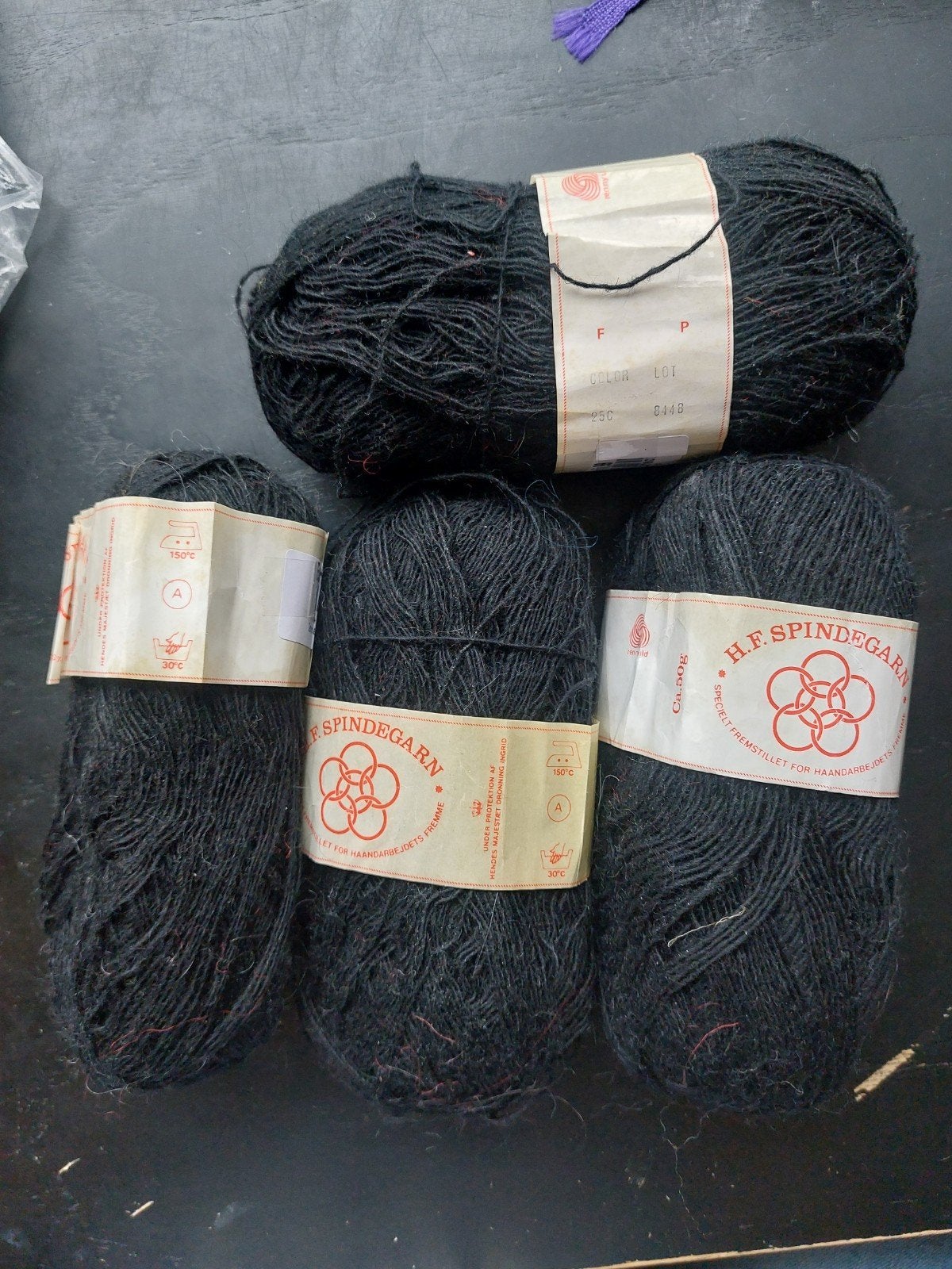 4x 50 gram zwarte wol - Voorraadopruiming, Hobby en Vrije tijd, Breien en Haken, Ophalen of Verzenden