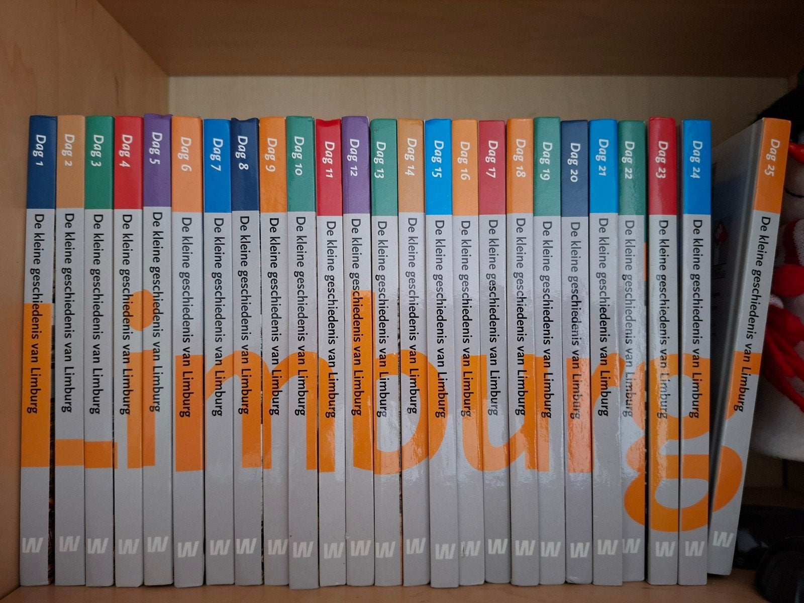 De kleine geschiedenis van Limburg in 25 dagen, 14e eeuw of eerder, Ophalen of Verzenden, Zo goed als nieuw, Frank Hovens
